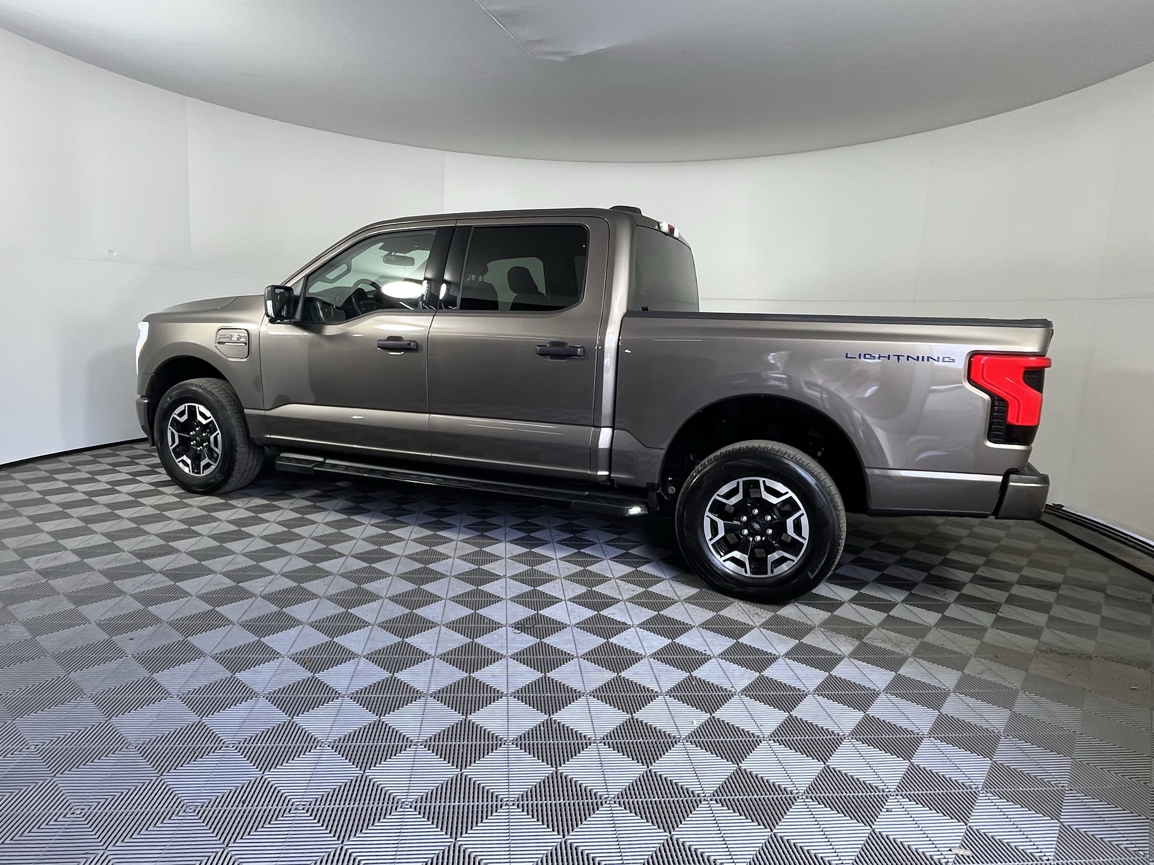 2022 Ford F-150 Lightning Base