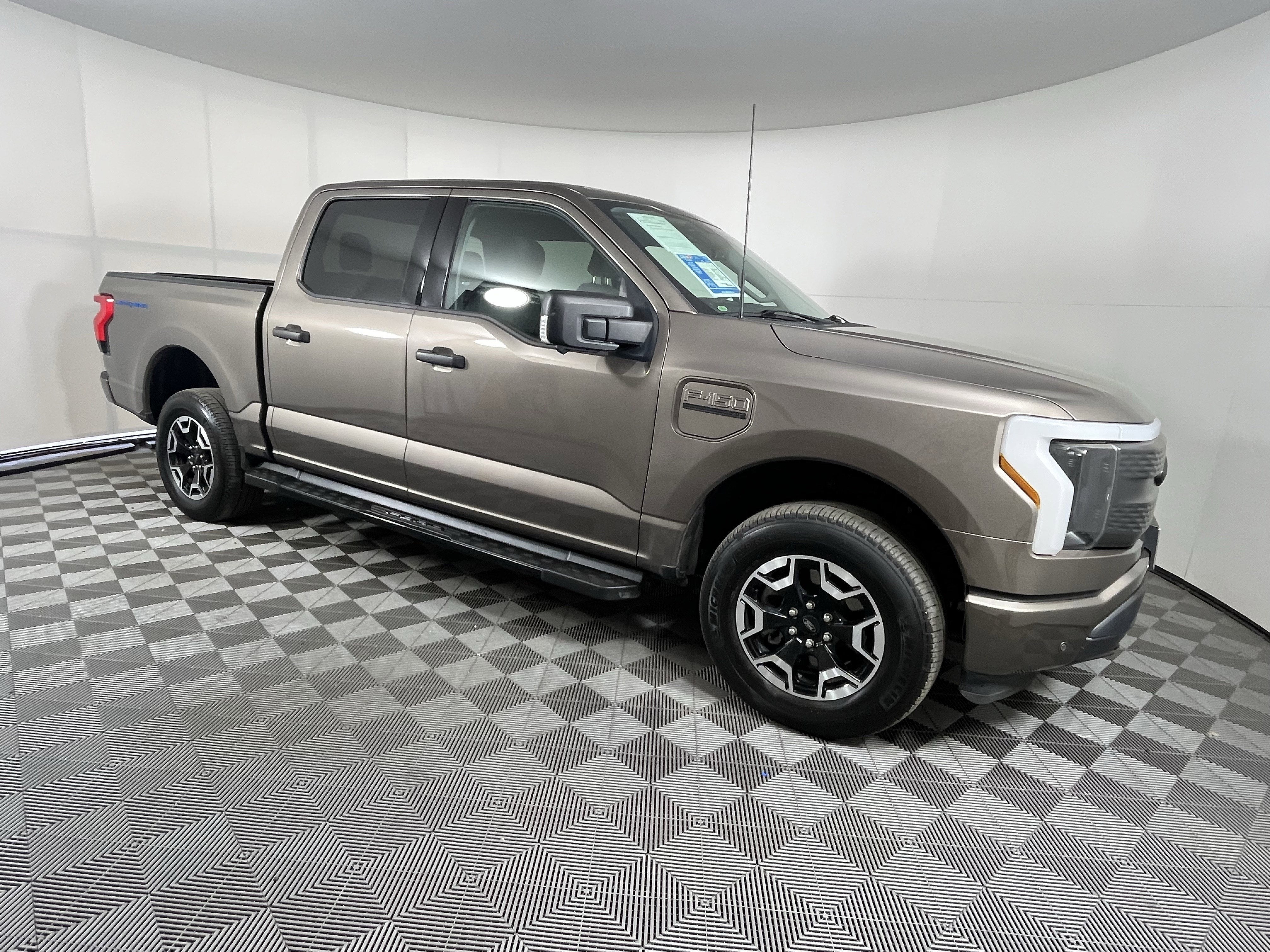 2022 Ford F-150 Lightning Base