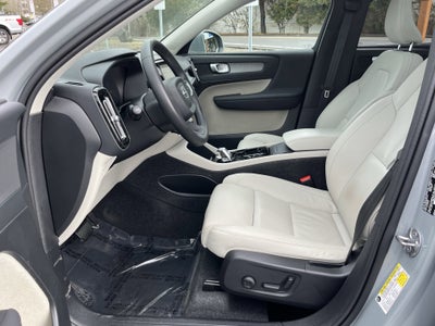 2024 Volvo XC40 Plus Bright Theme