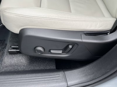 2024 Volvo XC40 Plus Bright Theme