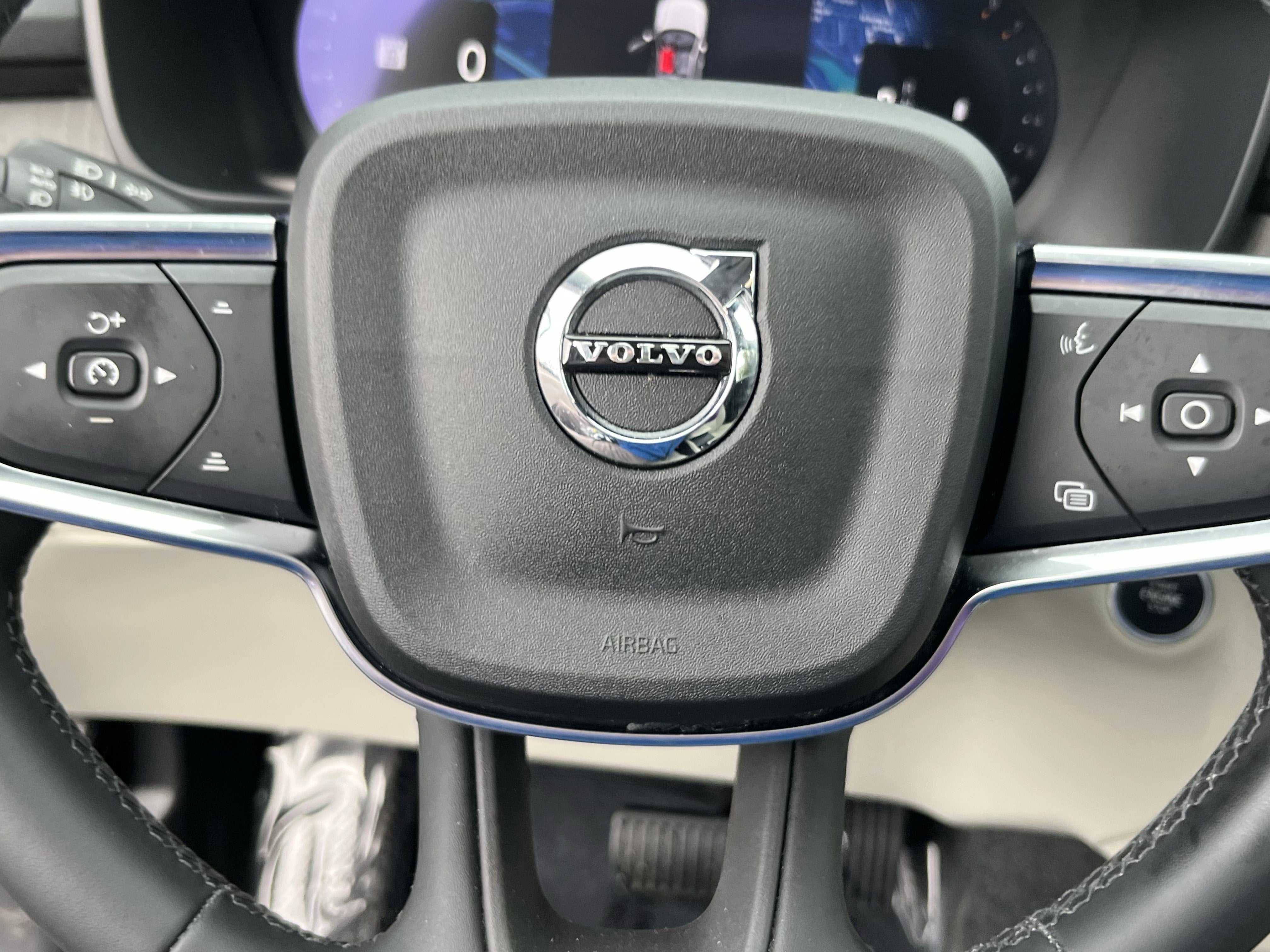 2024 Volvo XC40 Plus Bright Theme