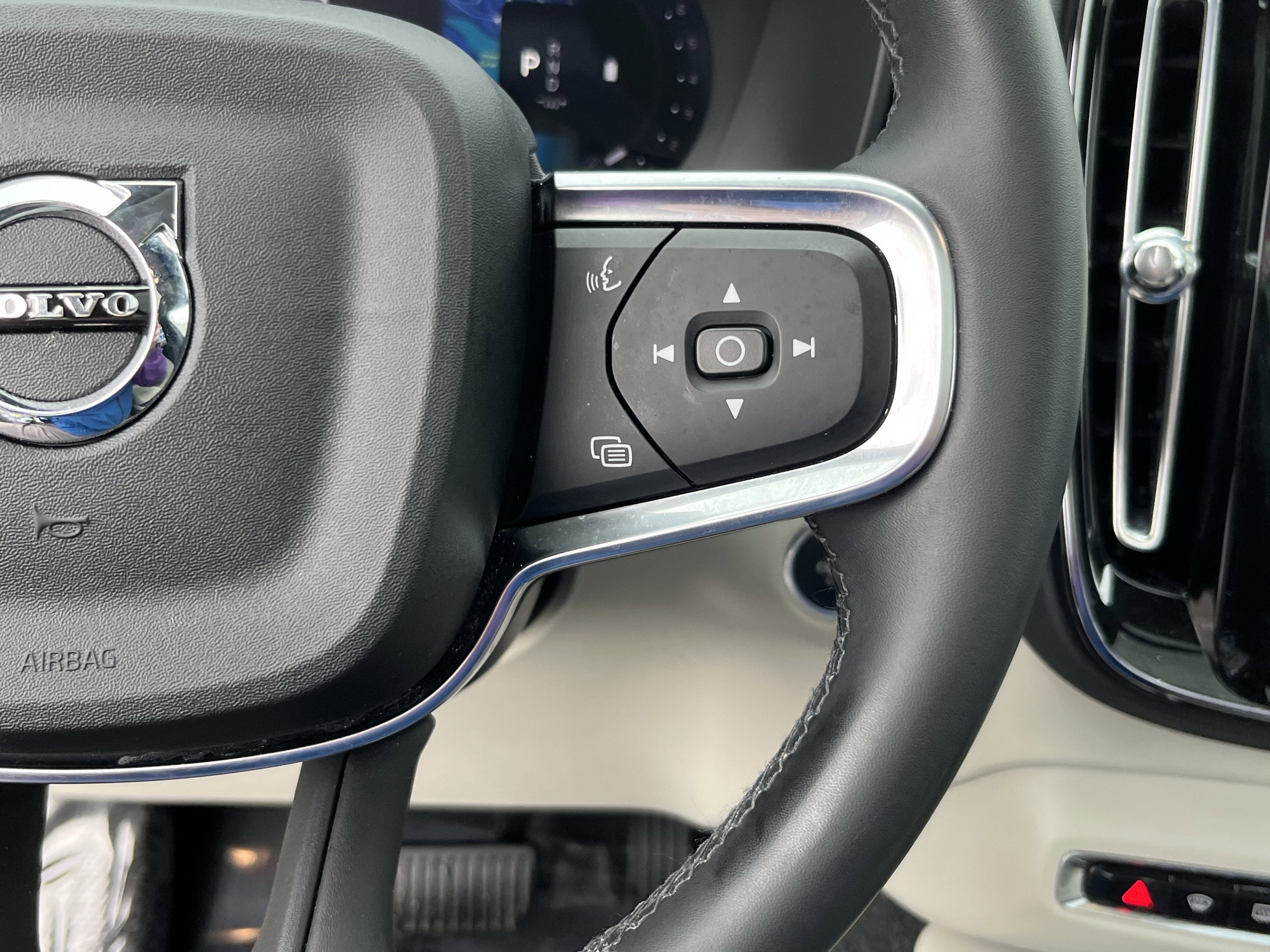 2024 Volvo XC40 Plus Bright Theme