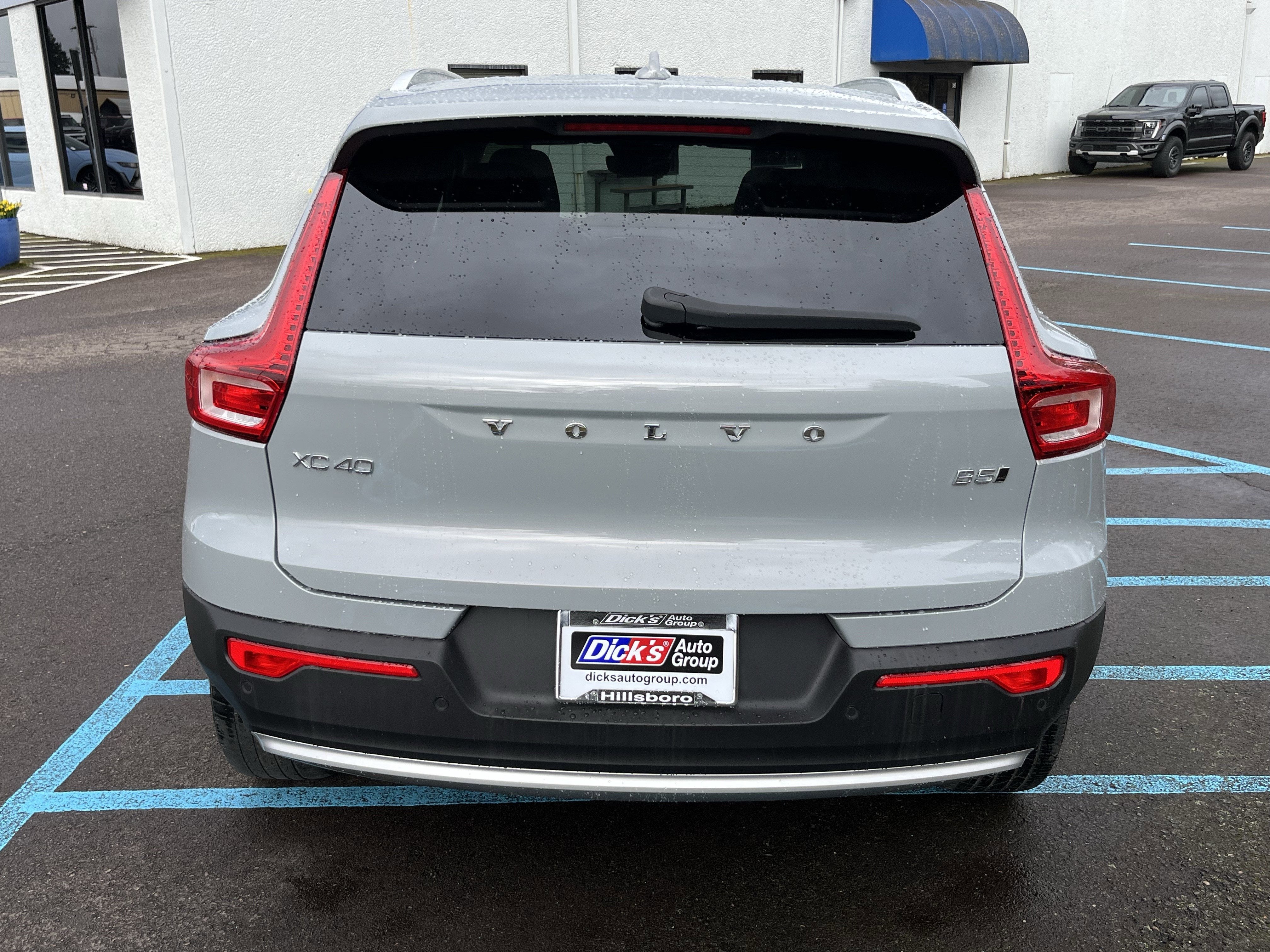 2024 Volvo XC40 Plus Bright Theme