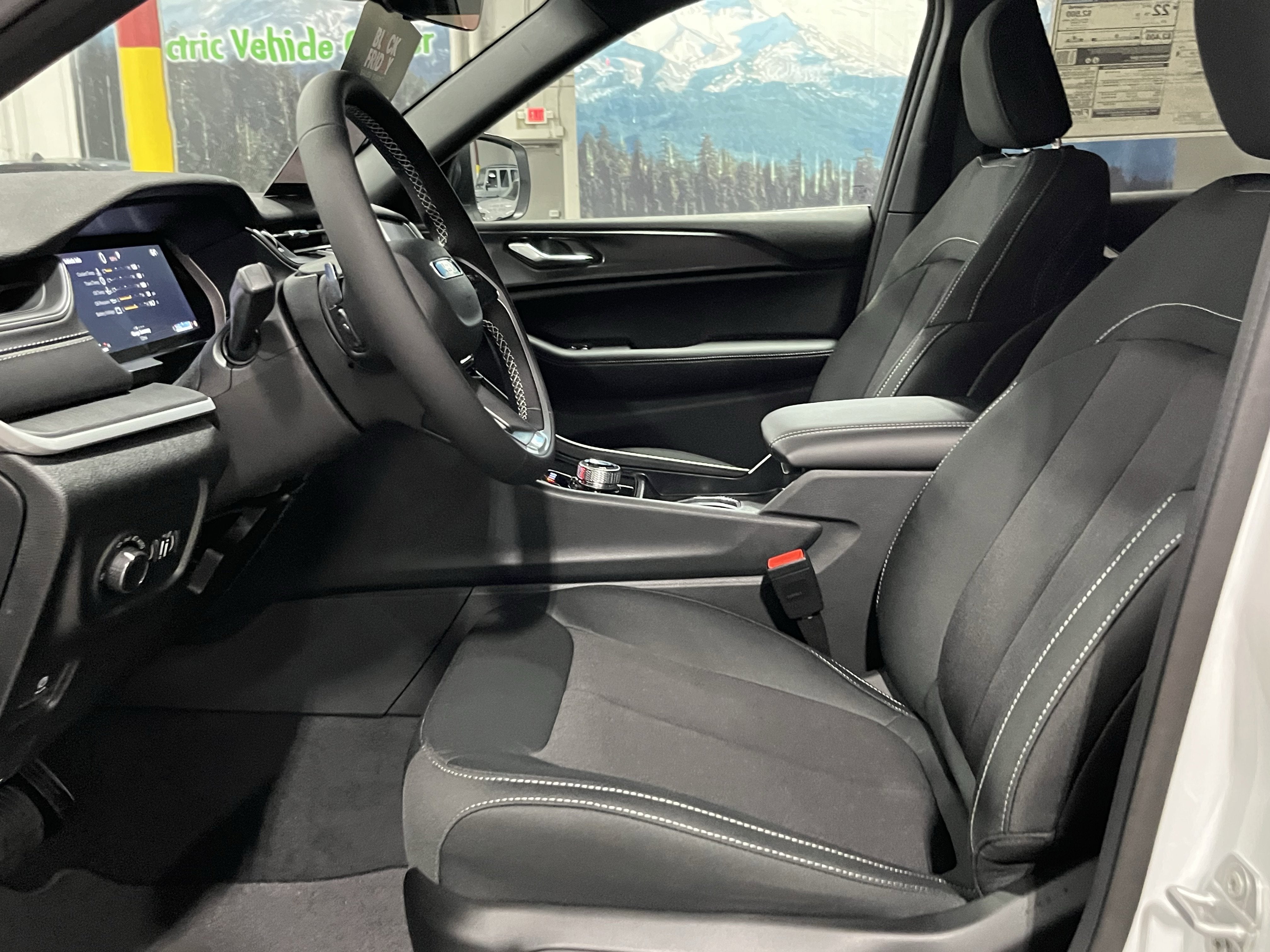 2025 Jeep Grand Cherokee GRAND CHEROKEE LAREDO 4X4