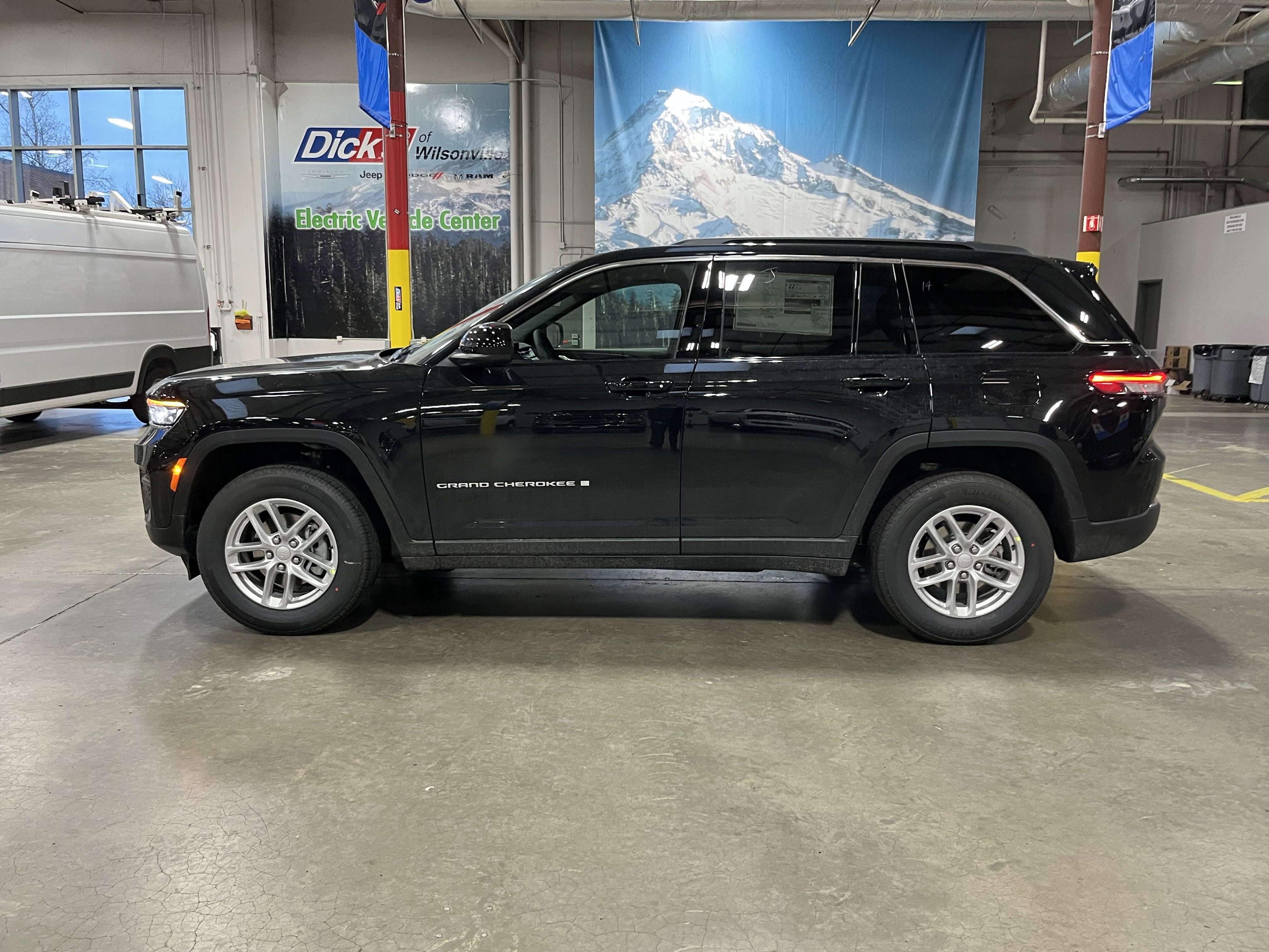 2026 Jeep Grand Cherokee GRAND CHEROKEE LAREDO X 4X4