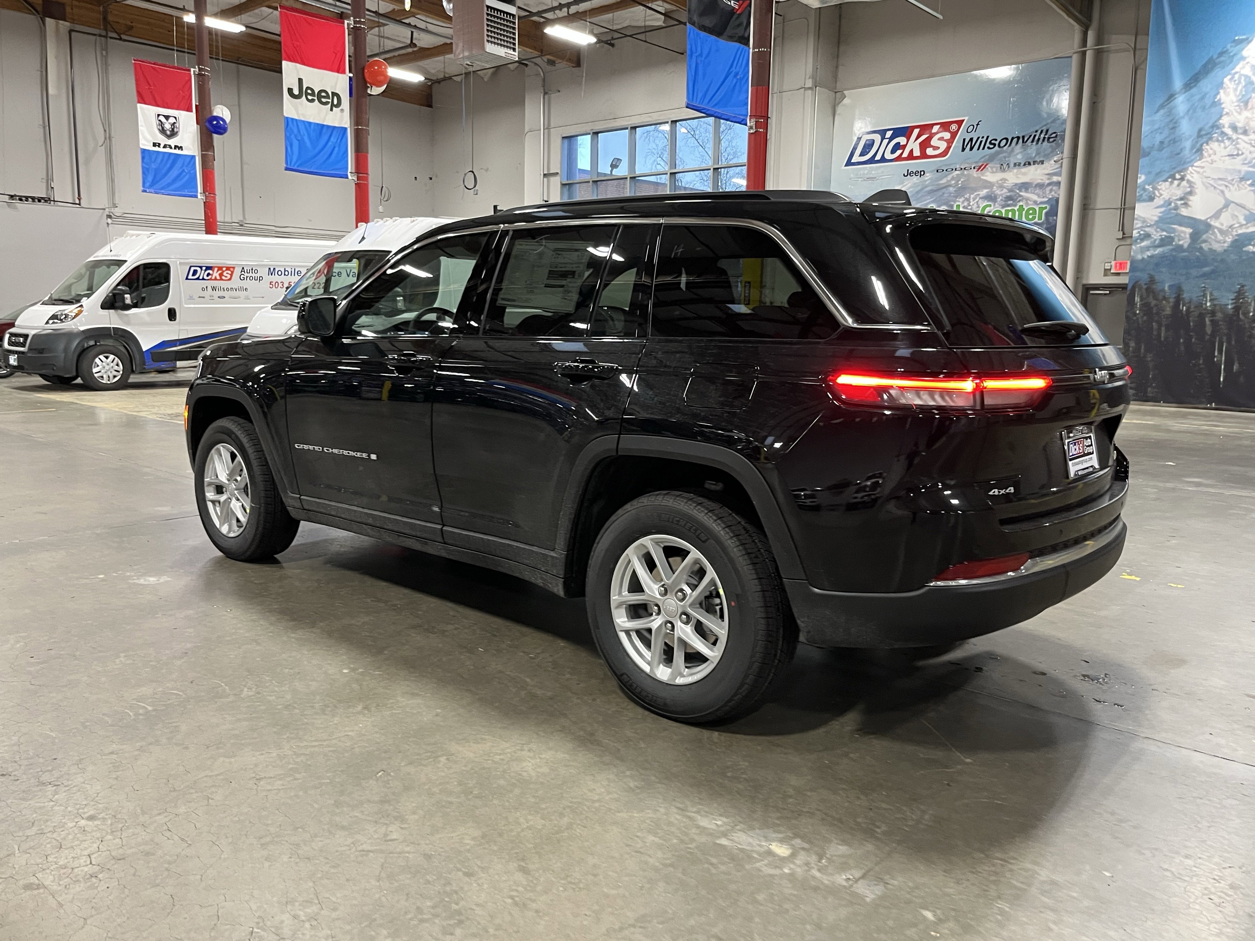 2026 Jeep Grand Cherokee GRAND CHEROKEE LAREDO X 4X4