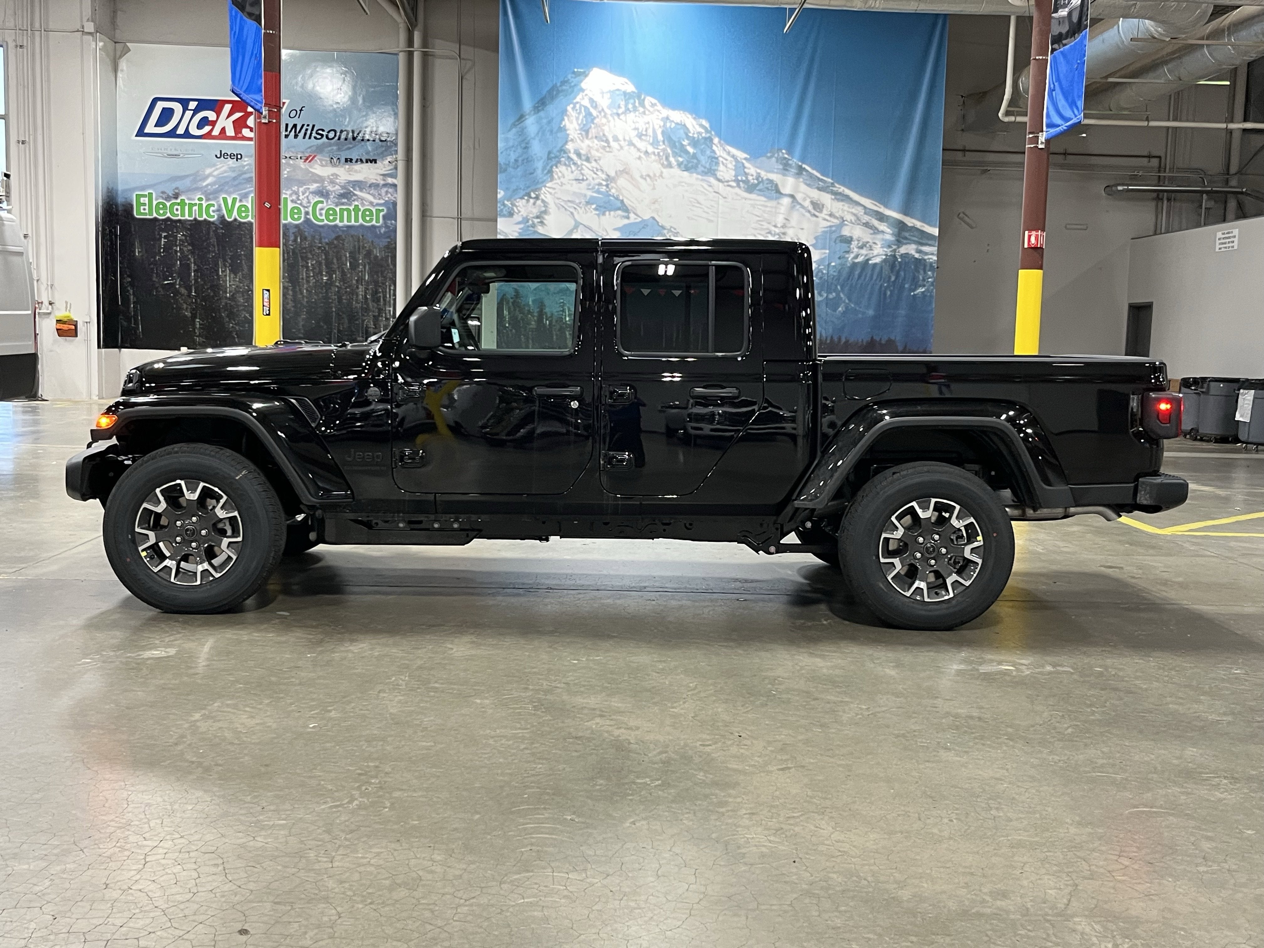 2026 Jeep Gladiator GLADIATOR SAHARA 4X4