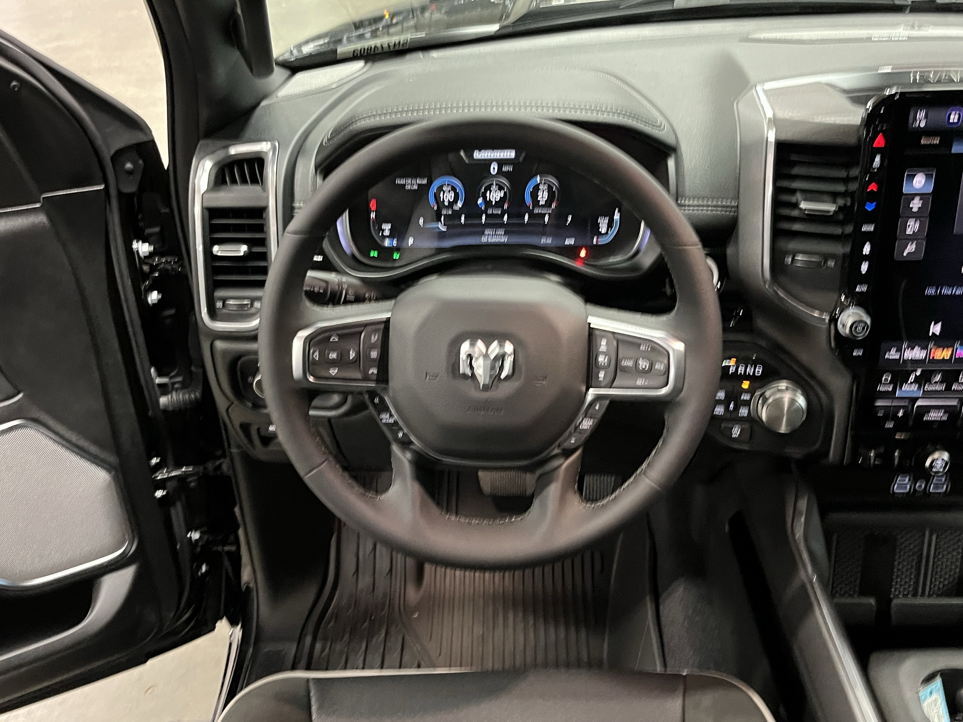 2025 RAM Ram 1500 RAM 1500 LARAMIE CREW CAB 4X4 5'7' BOX