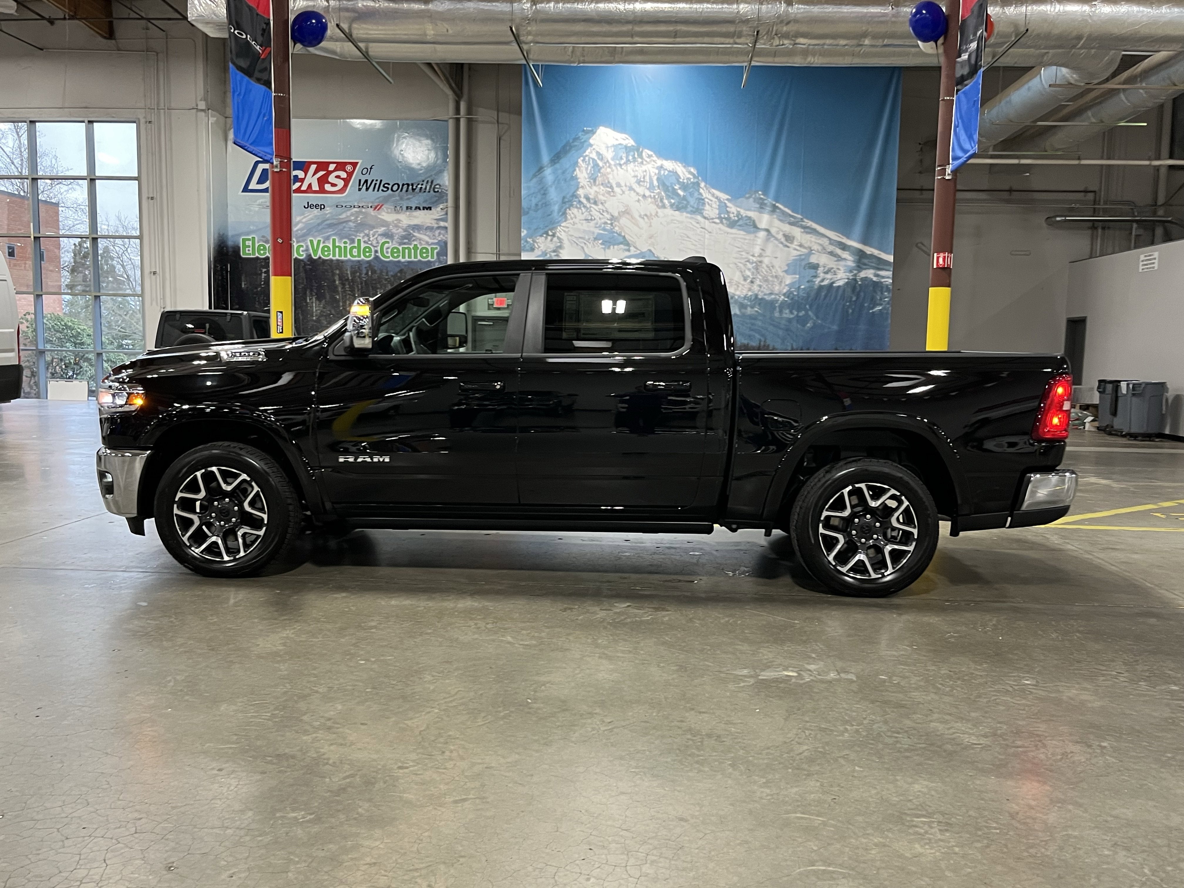 2025 RAM Ram 1500 RAM 1500 LARAMIE CREW CAB 4X4 5'7' BOX