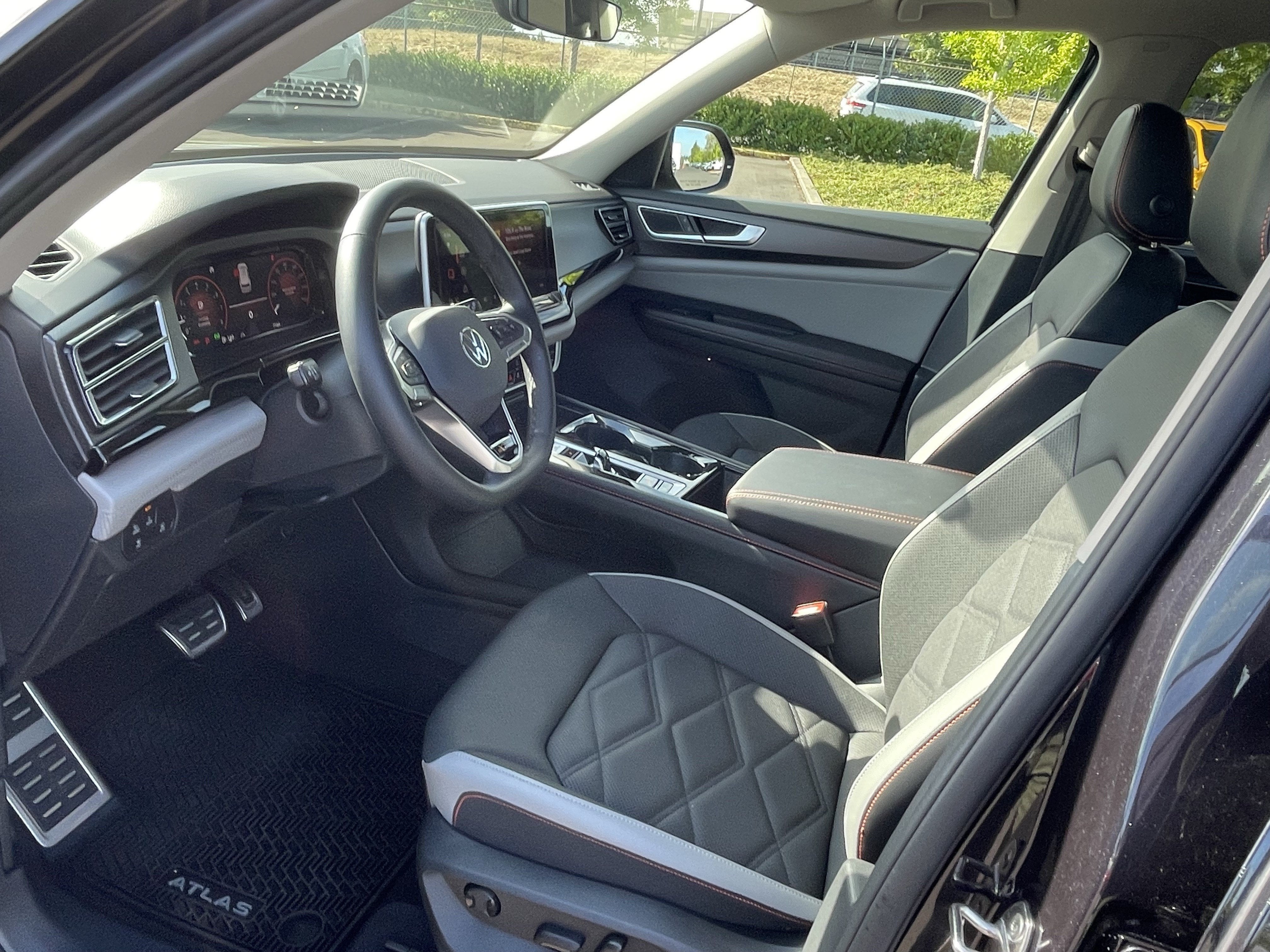 2024 Volkswagen Atlas 2.0T Peak Edition SE w/Technology