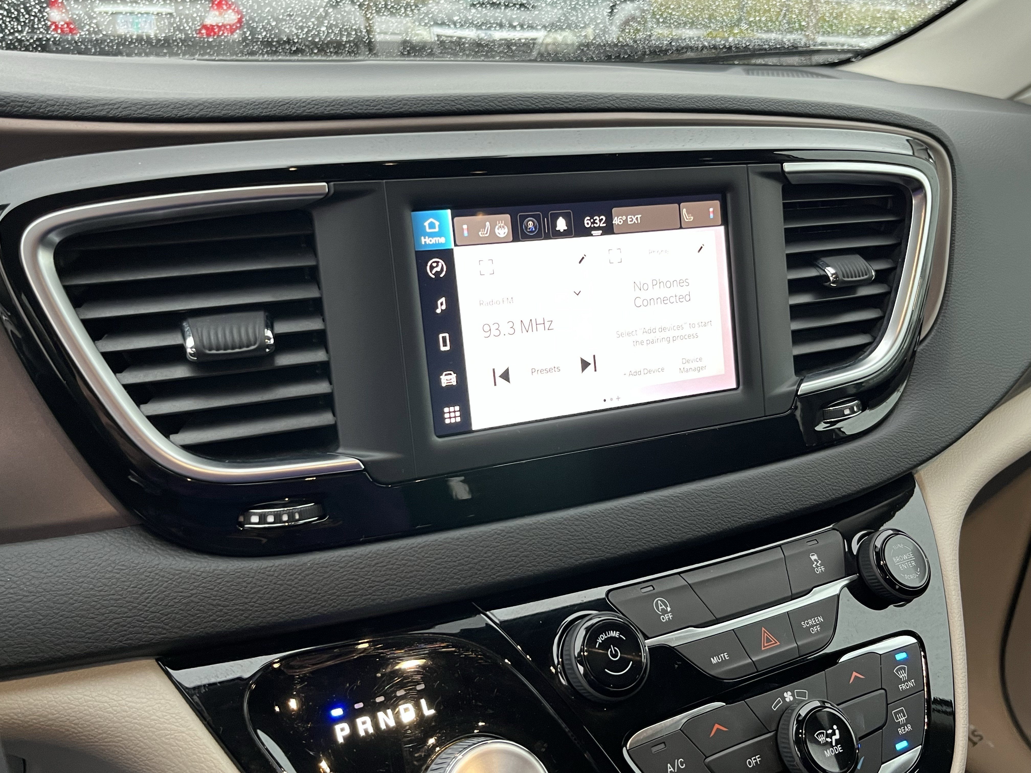 2023 Chrysler Voyager LX