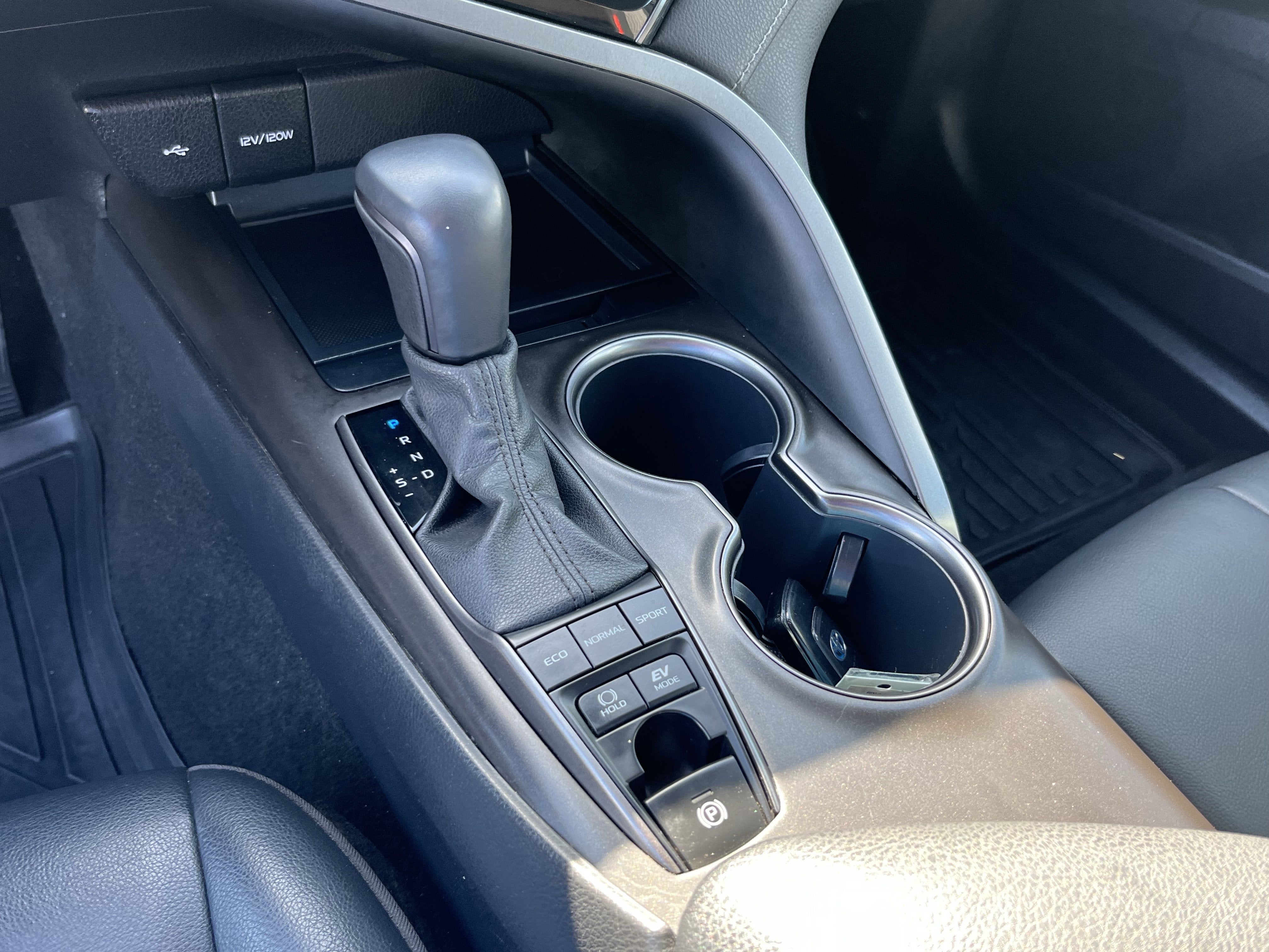 2022 Toyota Camry Hybrid SE