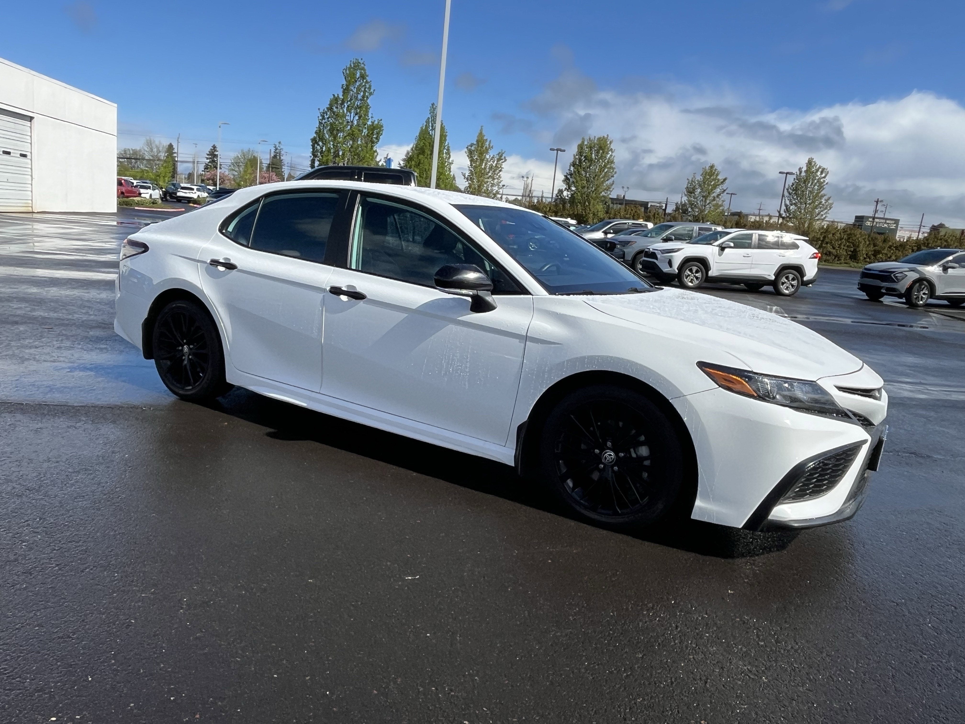 2022 Toyota Camry Hybrid SE