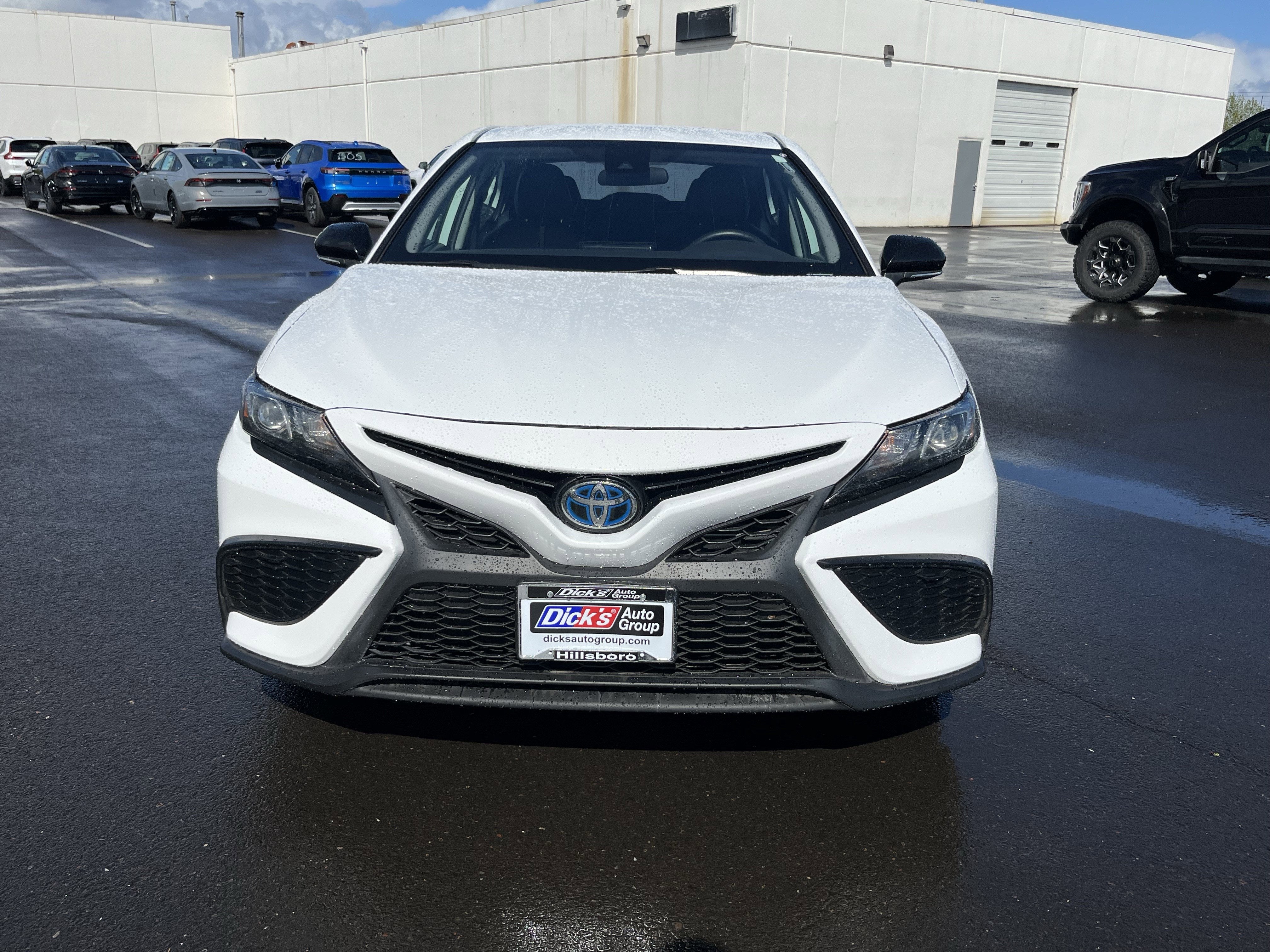 2022 Toyota Camry Hybrid SE