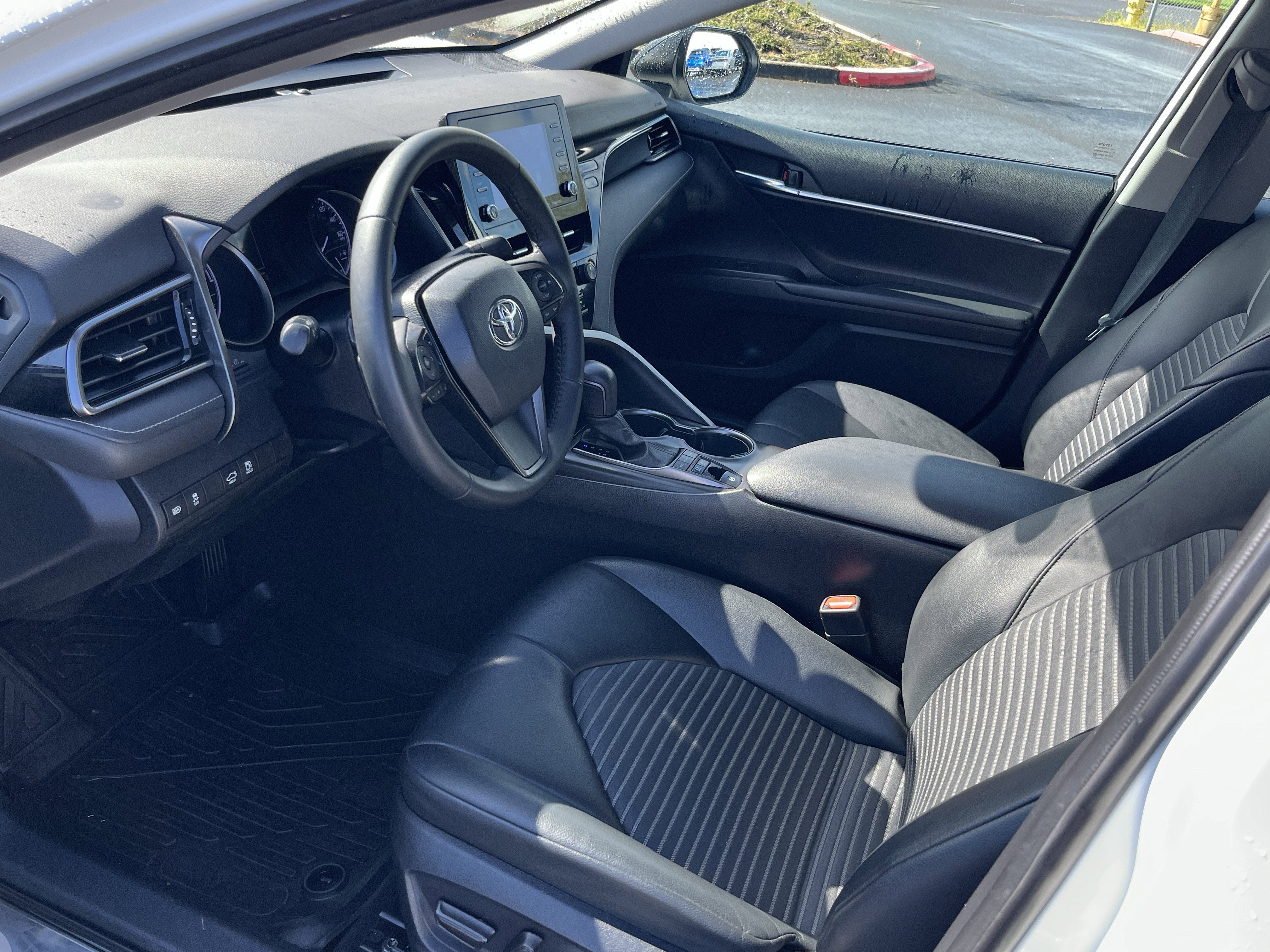2022 Toyota Camry Hybrid SE