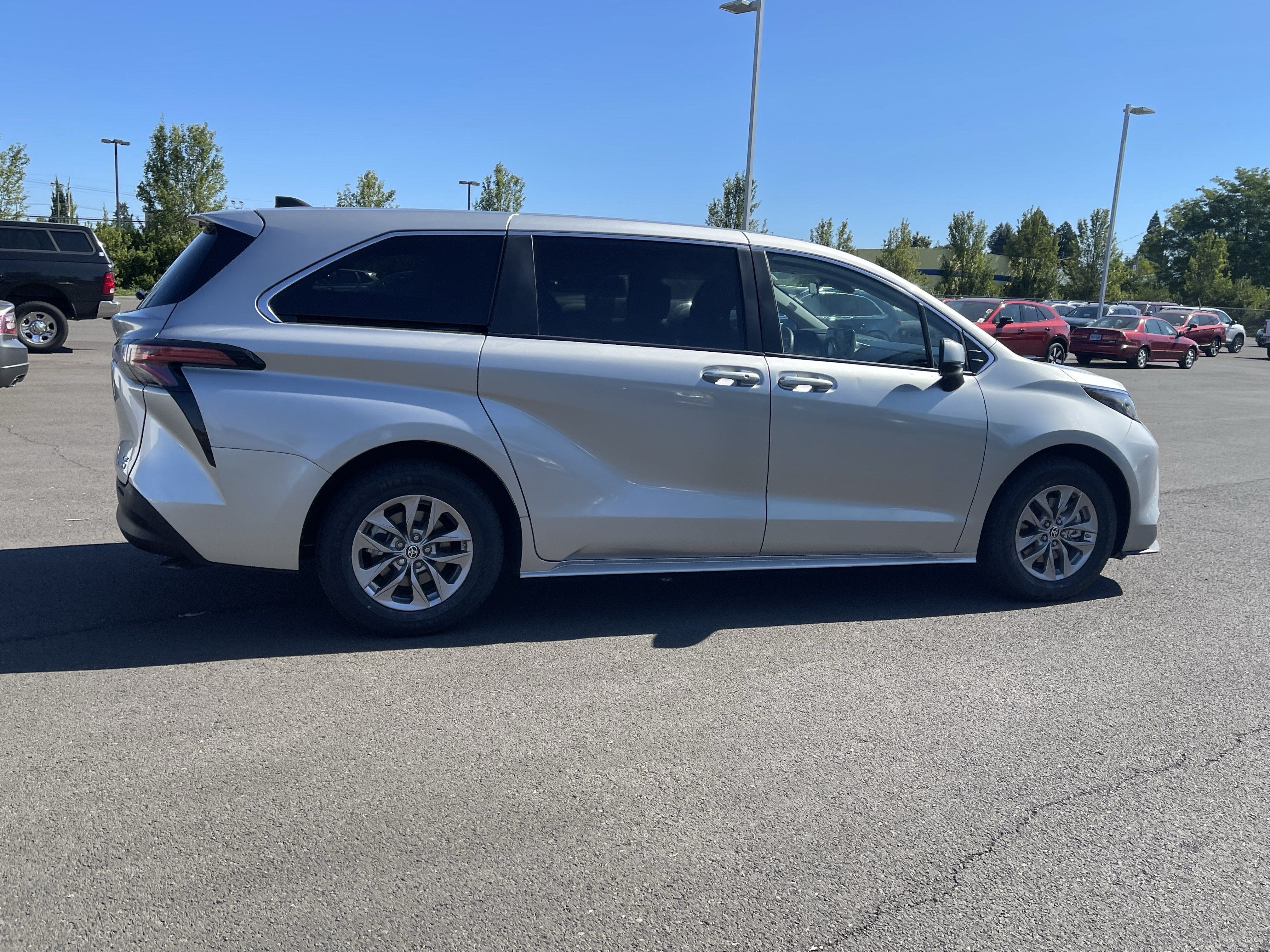 2022 Toyota Sienna LE