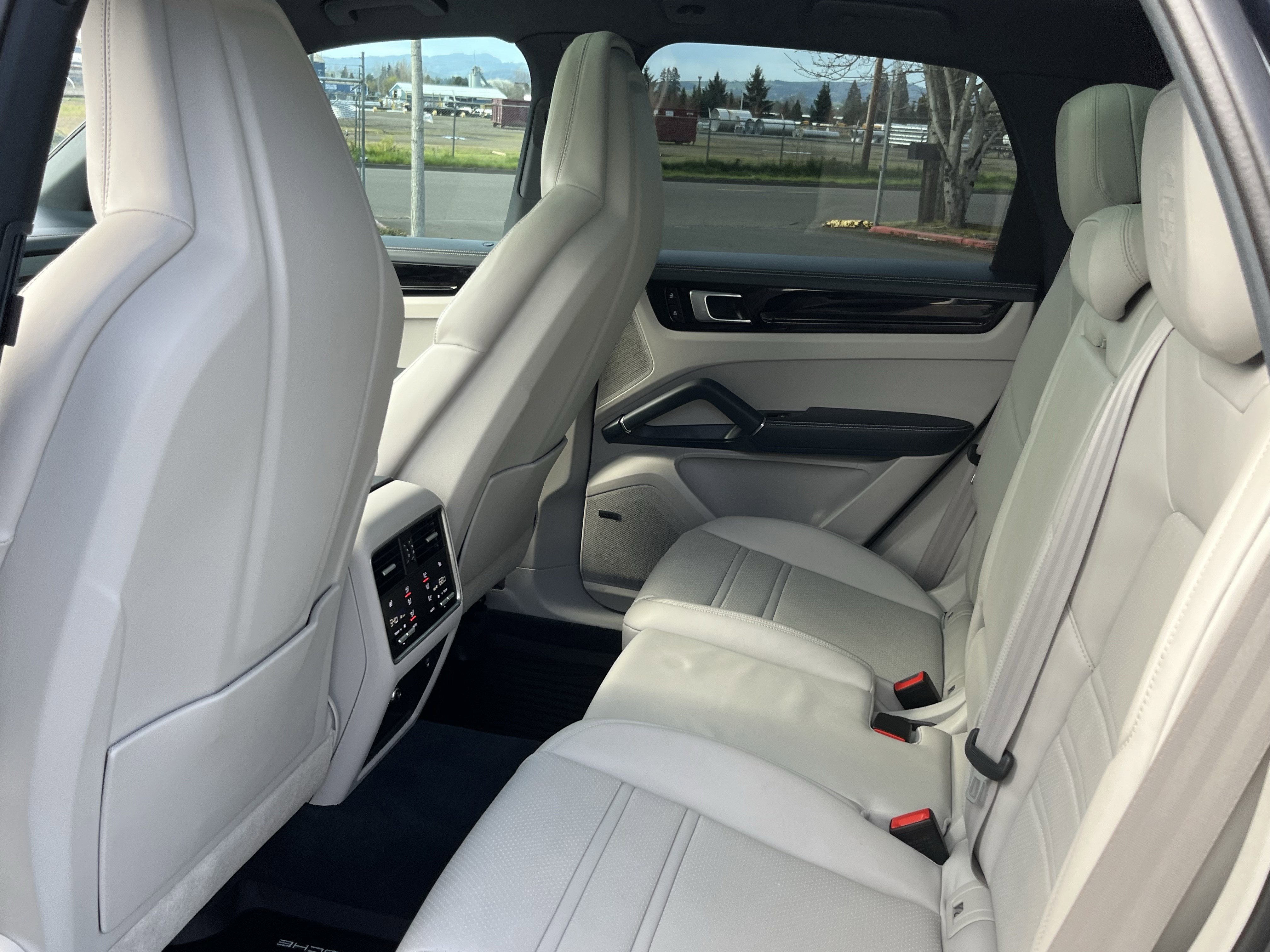 2023 Porsche Cayenne Platinum Edition