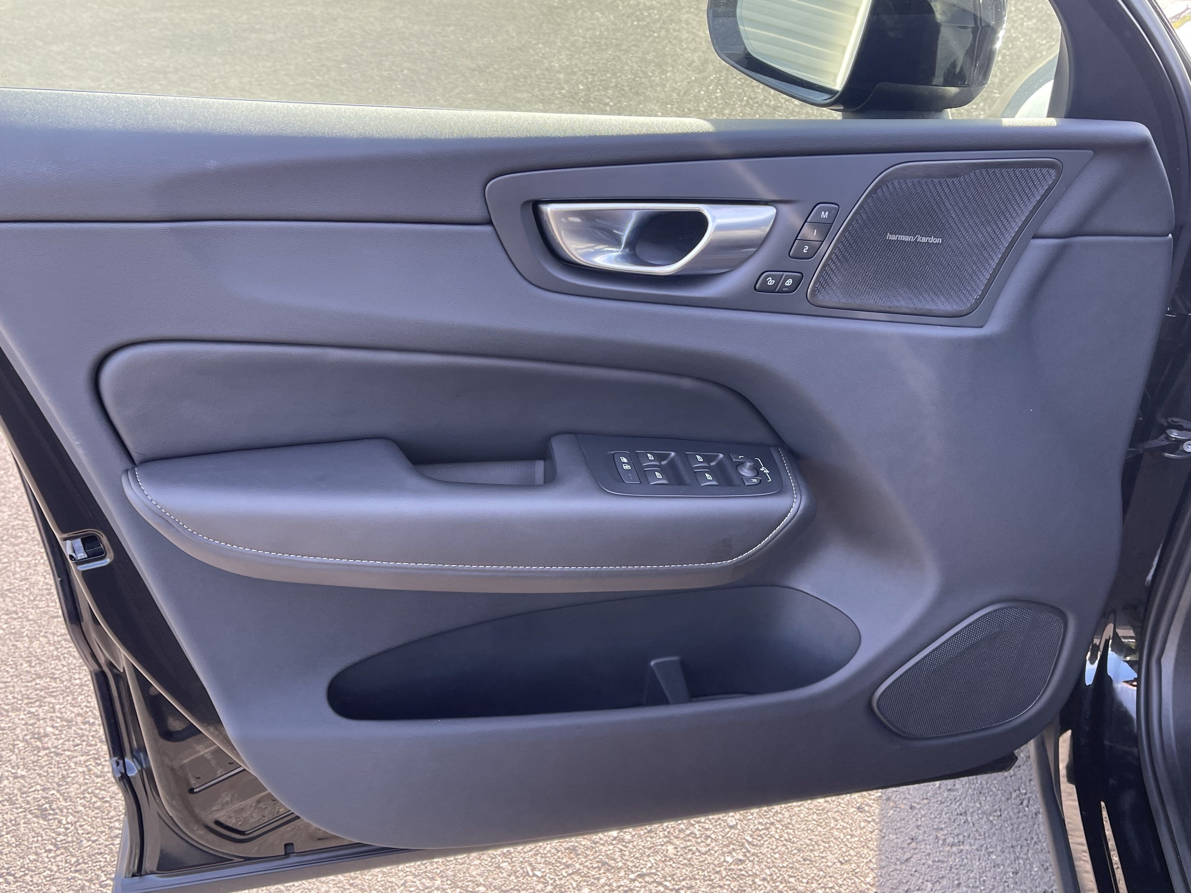 2025 Volvo XC60 Plug-In Hybrid Ultra Black Edition