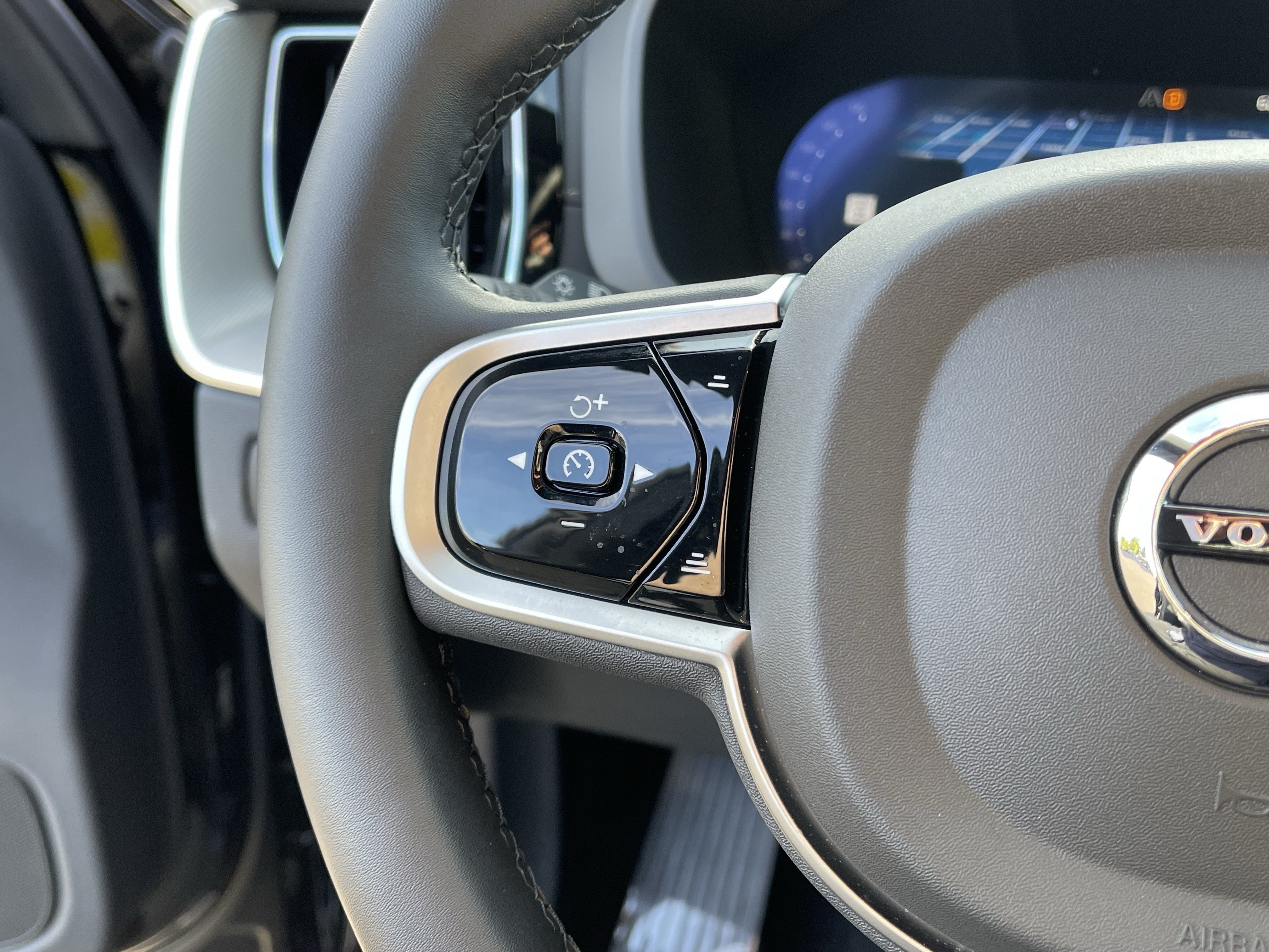 2025 Volvo XC60 Plug-In Hybrid Ultra Black Edition