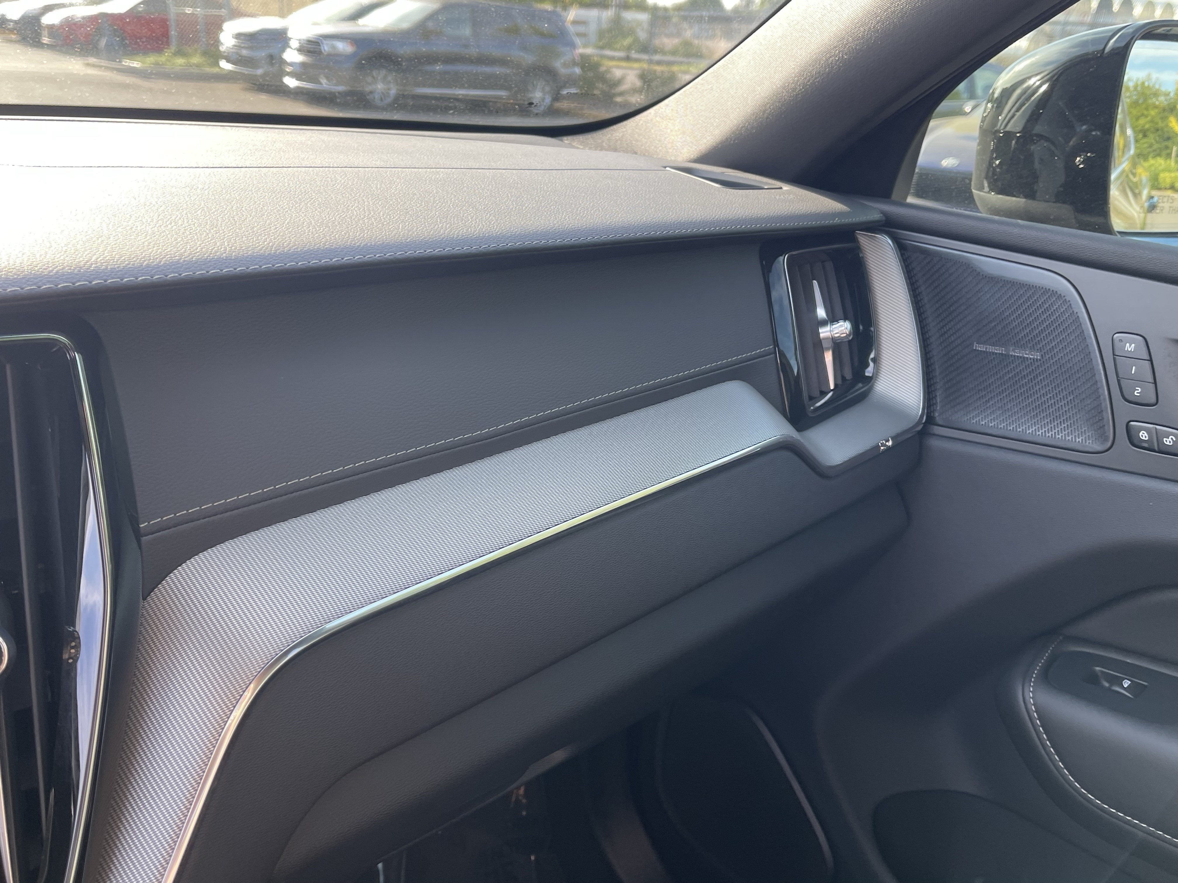 2025 Volvo XC60 Plug-In Hybrid Ultra Black Edition