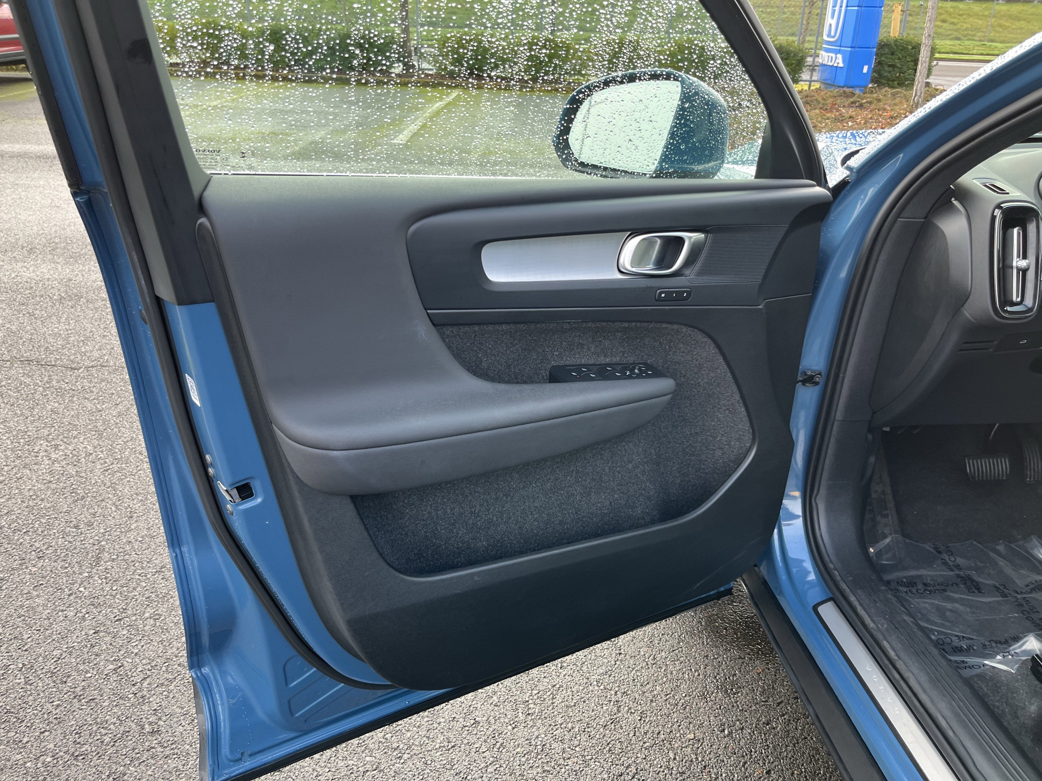 2024 Volvo XC40 Core Bright Theme