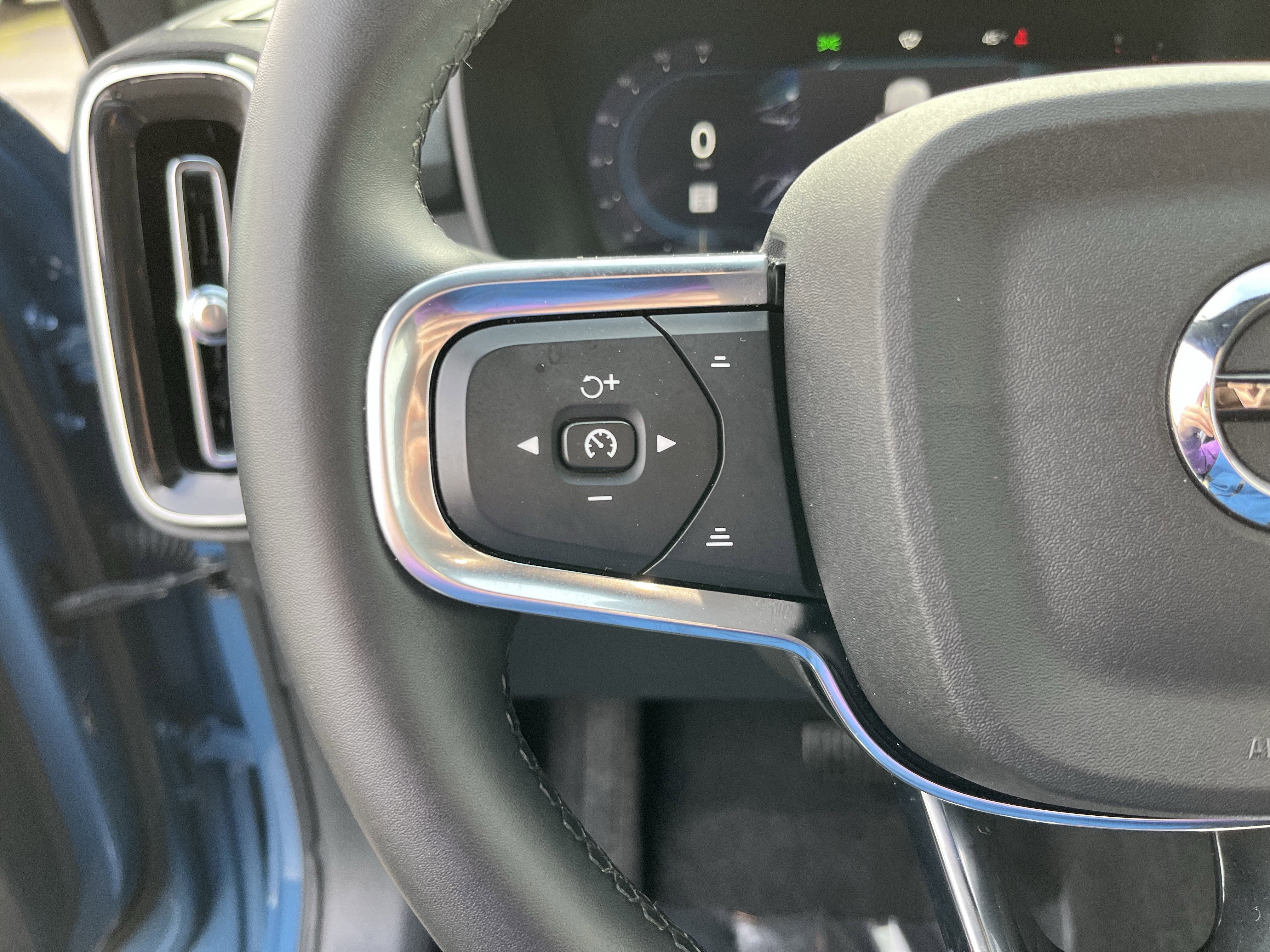 2024 Volvo XC40 Core Bright Theme