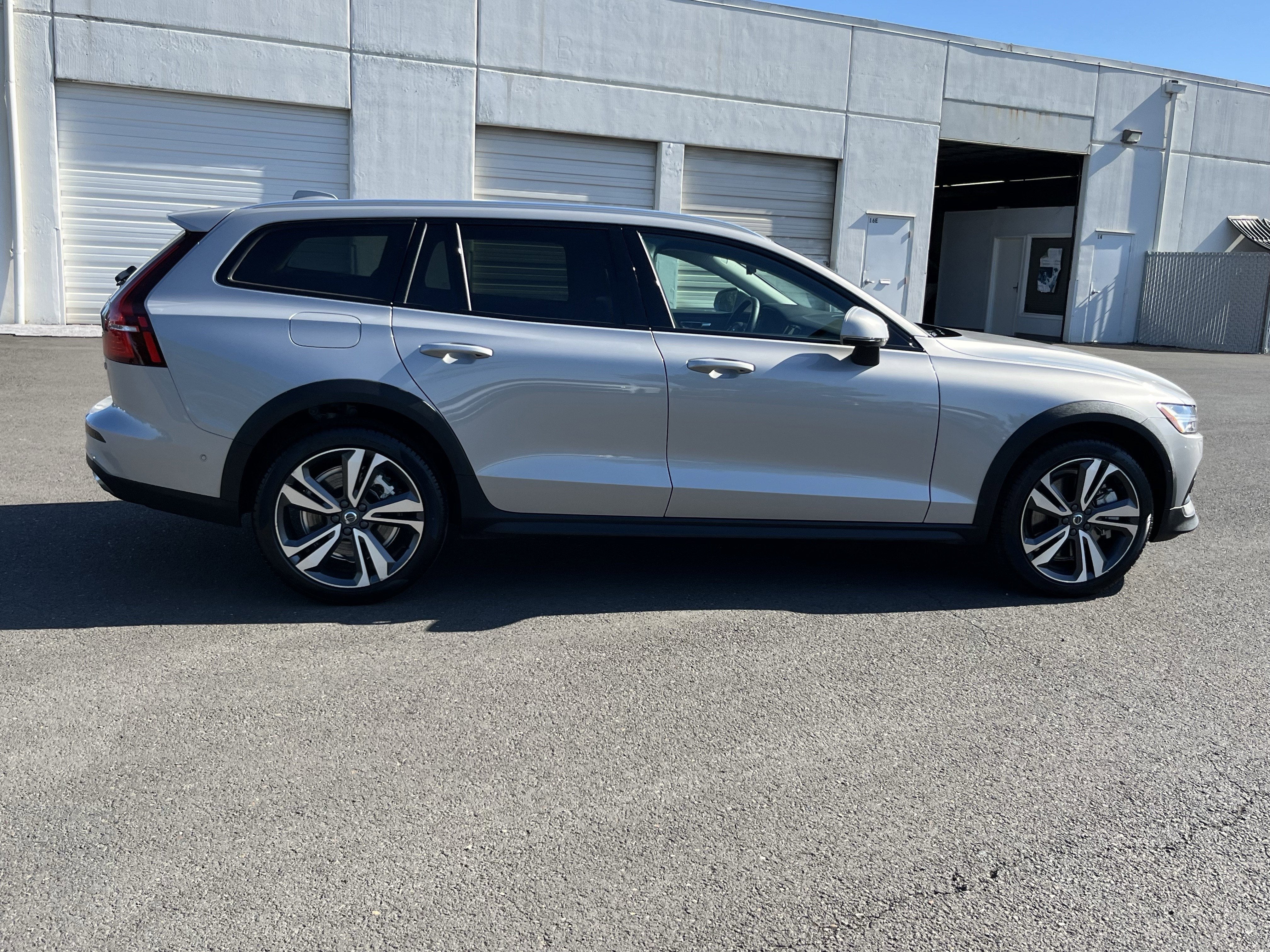 2025 Volvo V60 Cross Country Plus