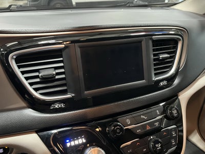 2020 Chrysler Voyager L