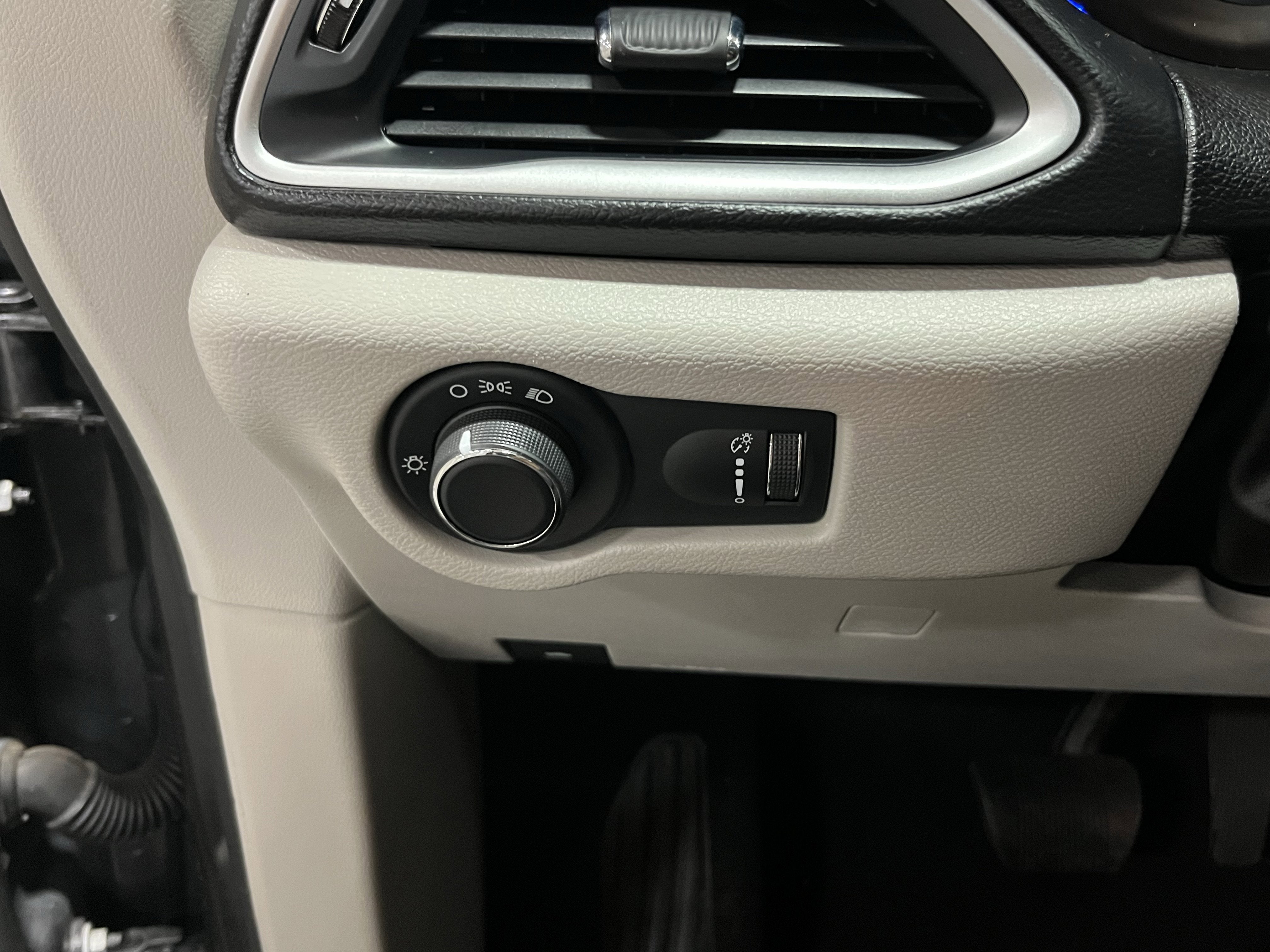 2020 Chrysler Voyager L