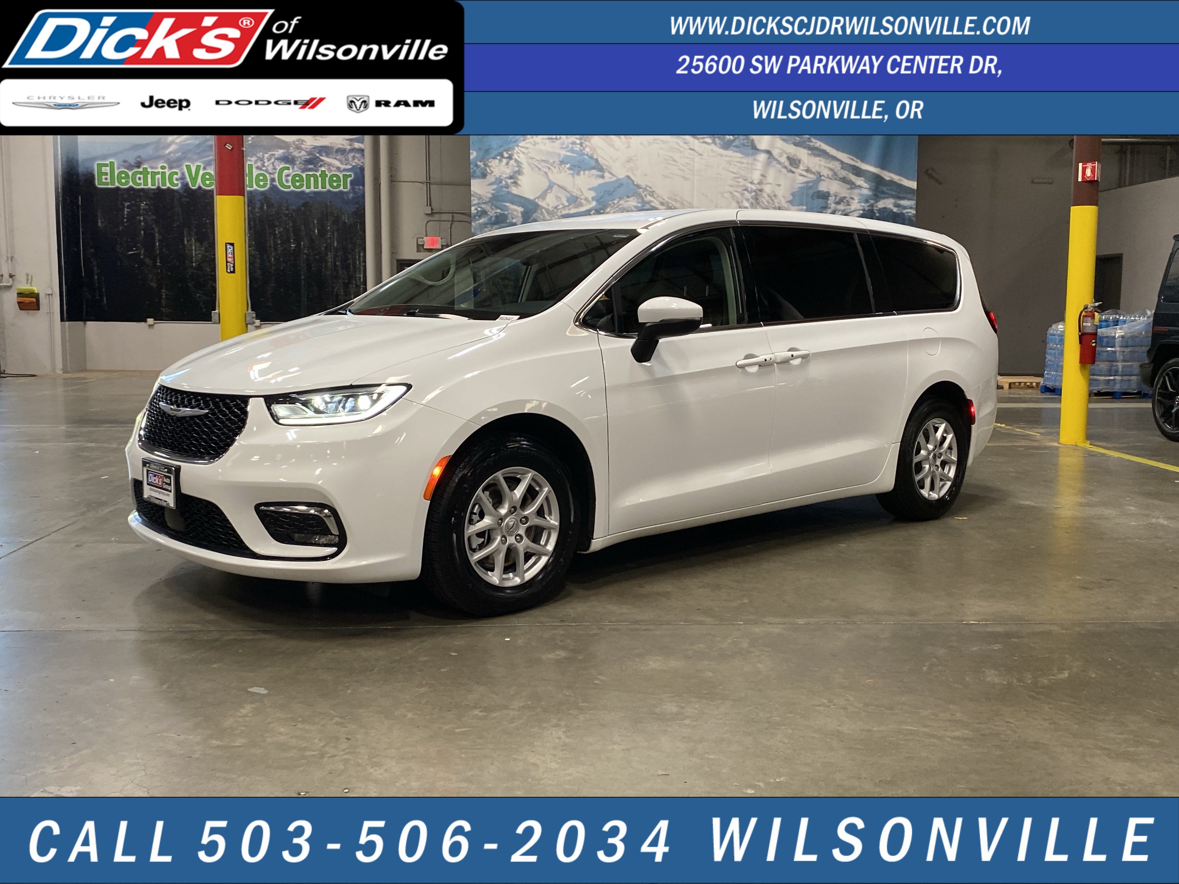 2023 Chrysler Pacifica Touring L's photo