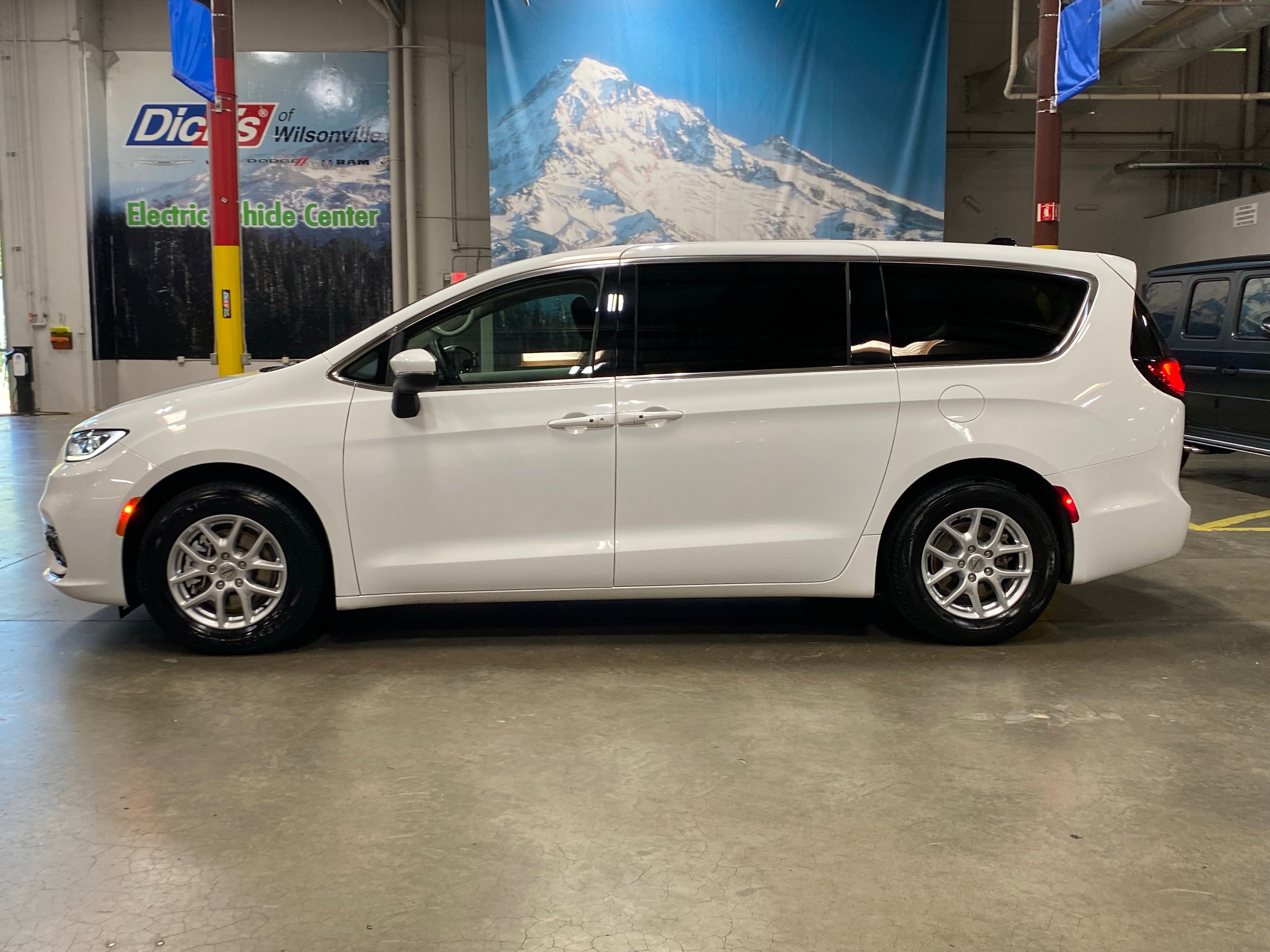 2023 Chrysler Pacifica Touring L