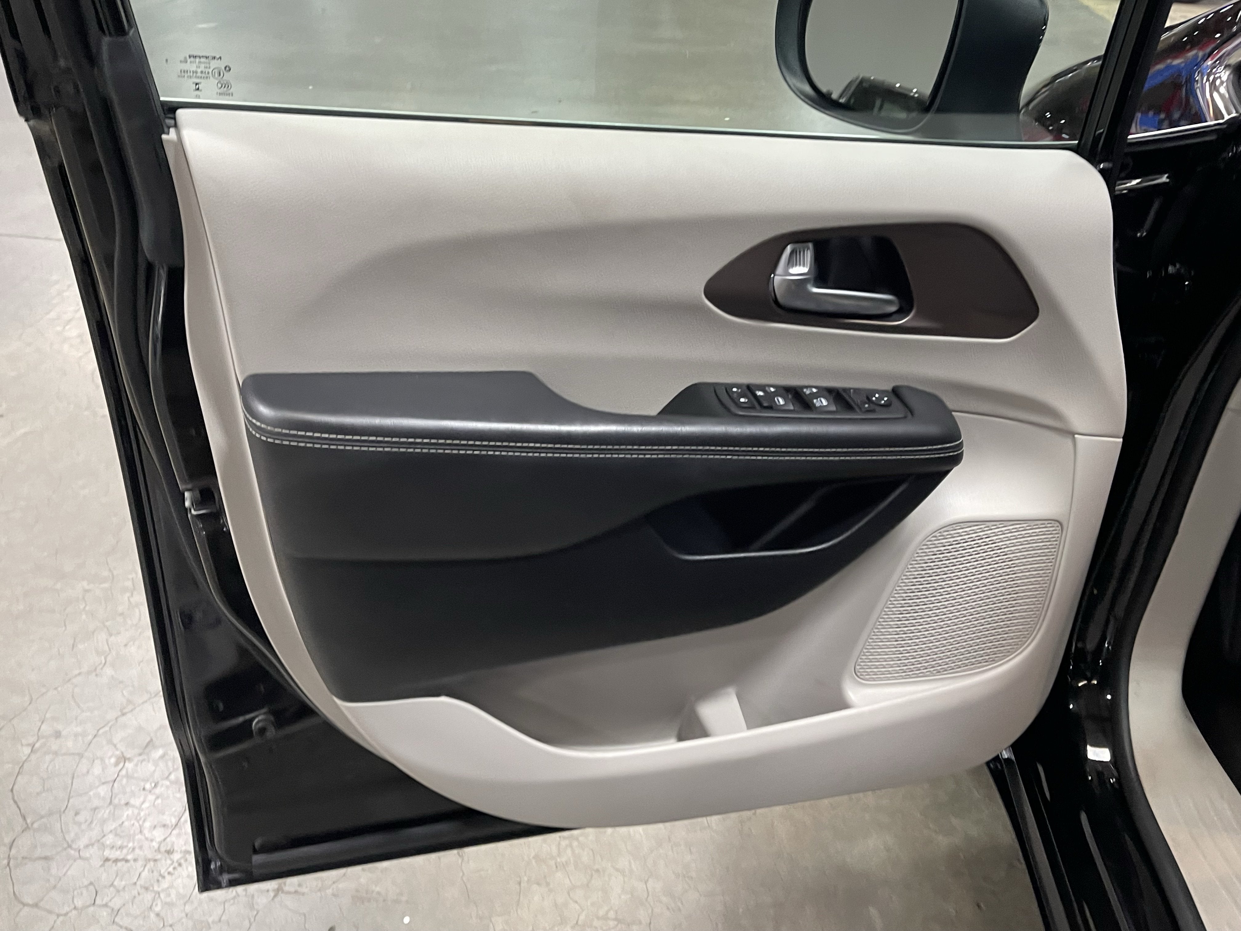 2024 Chrysler Voyager LX
