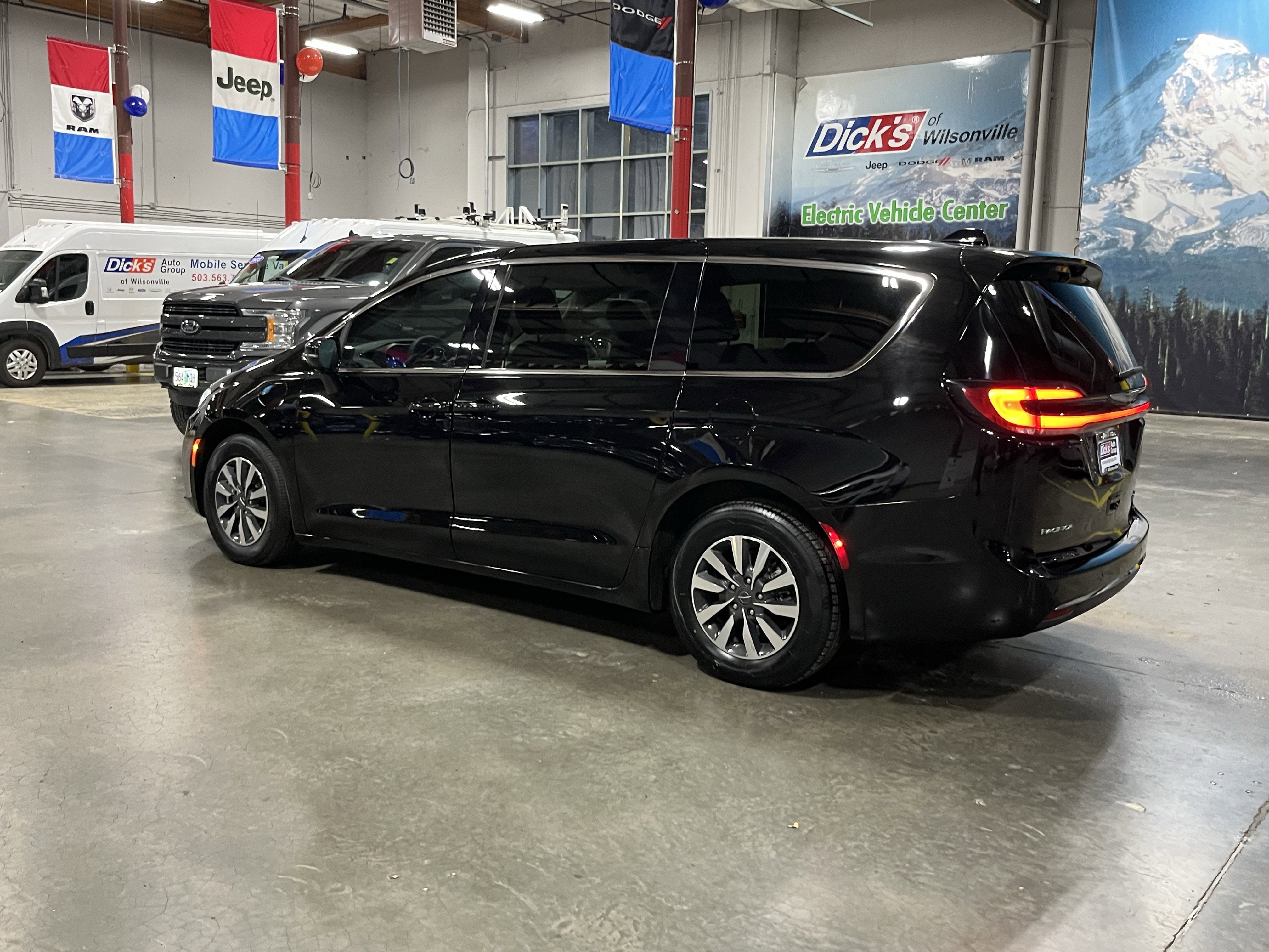2024 Chrysler Pacifica Hybrid Select