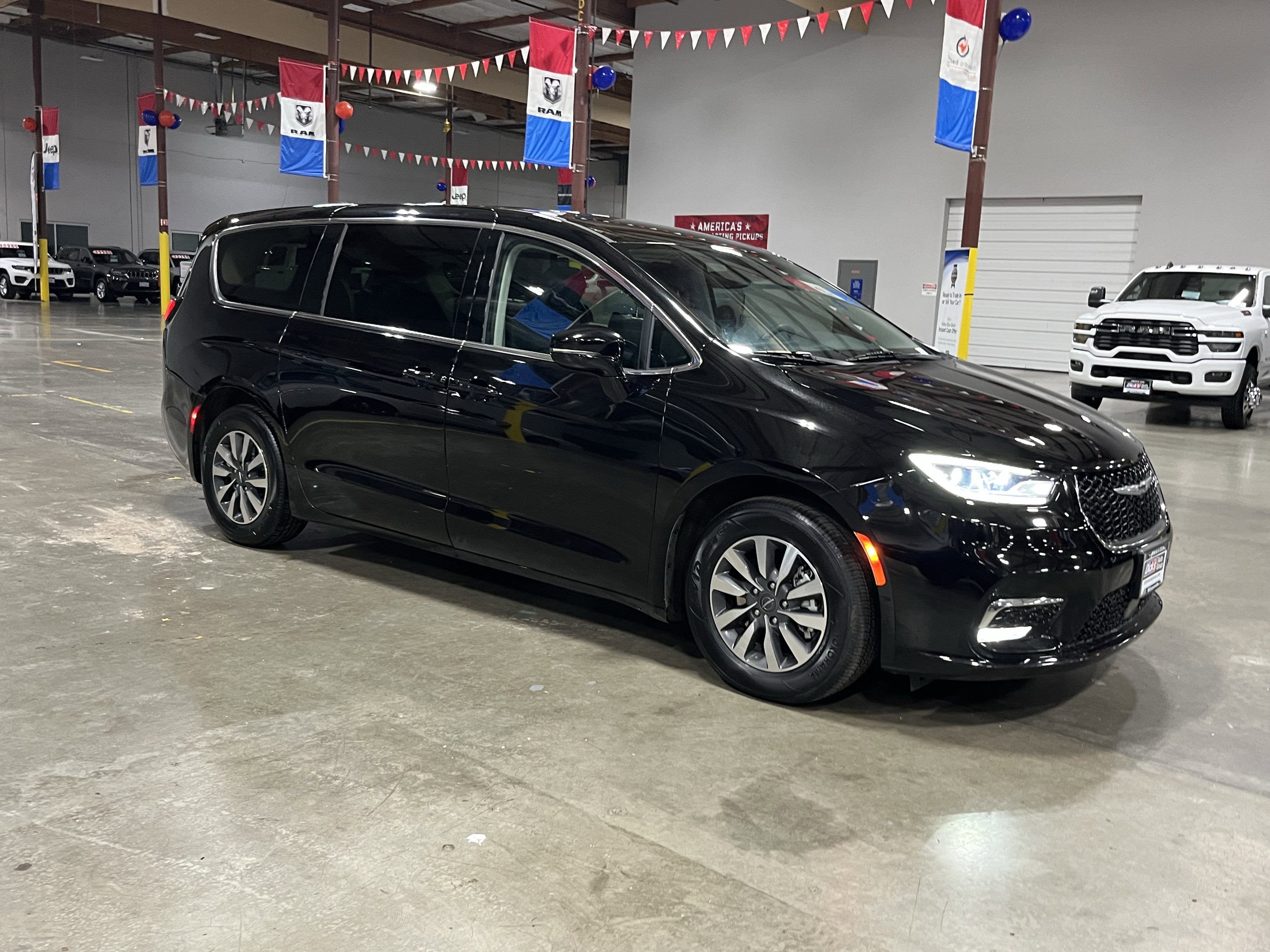 2024 Chrysler Pacifica Hybrid Select