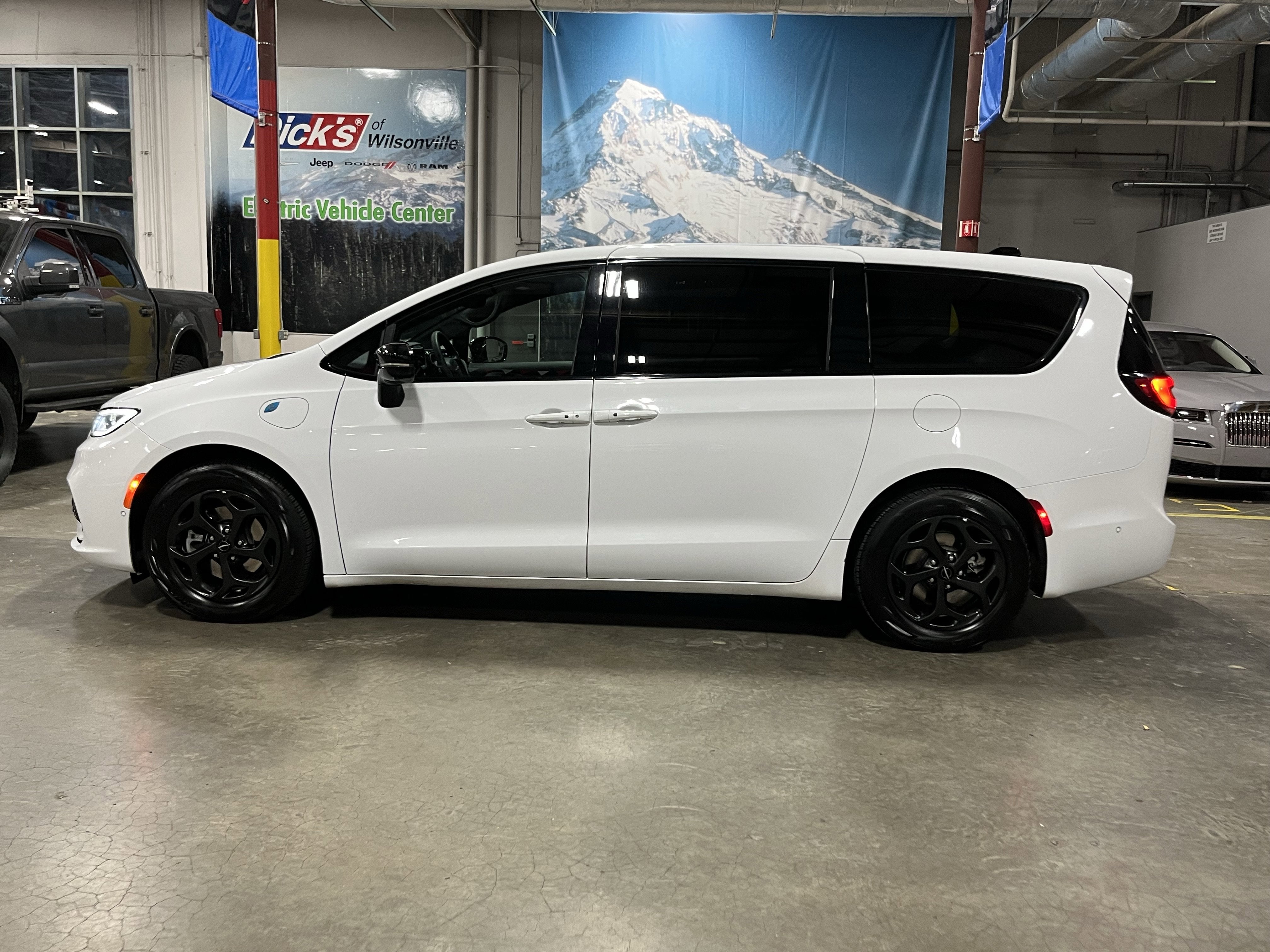 2024 Chrysler Pacifica Hybrid Select