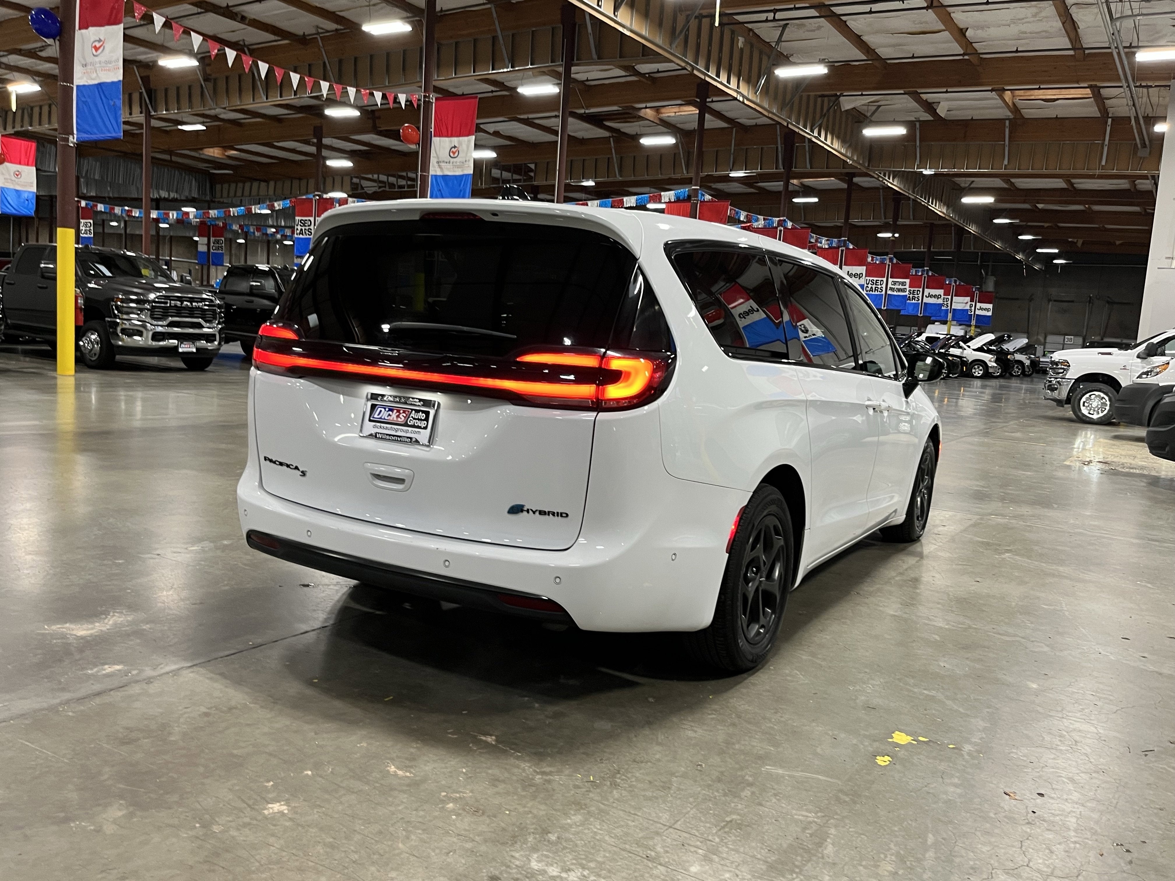 2024 Chrysler Pacifica Hybrid Select