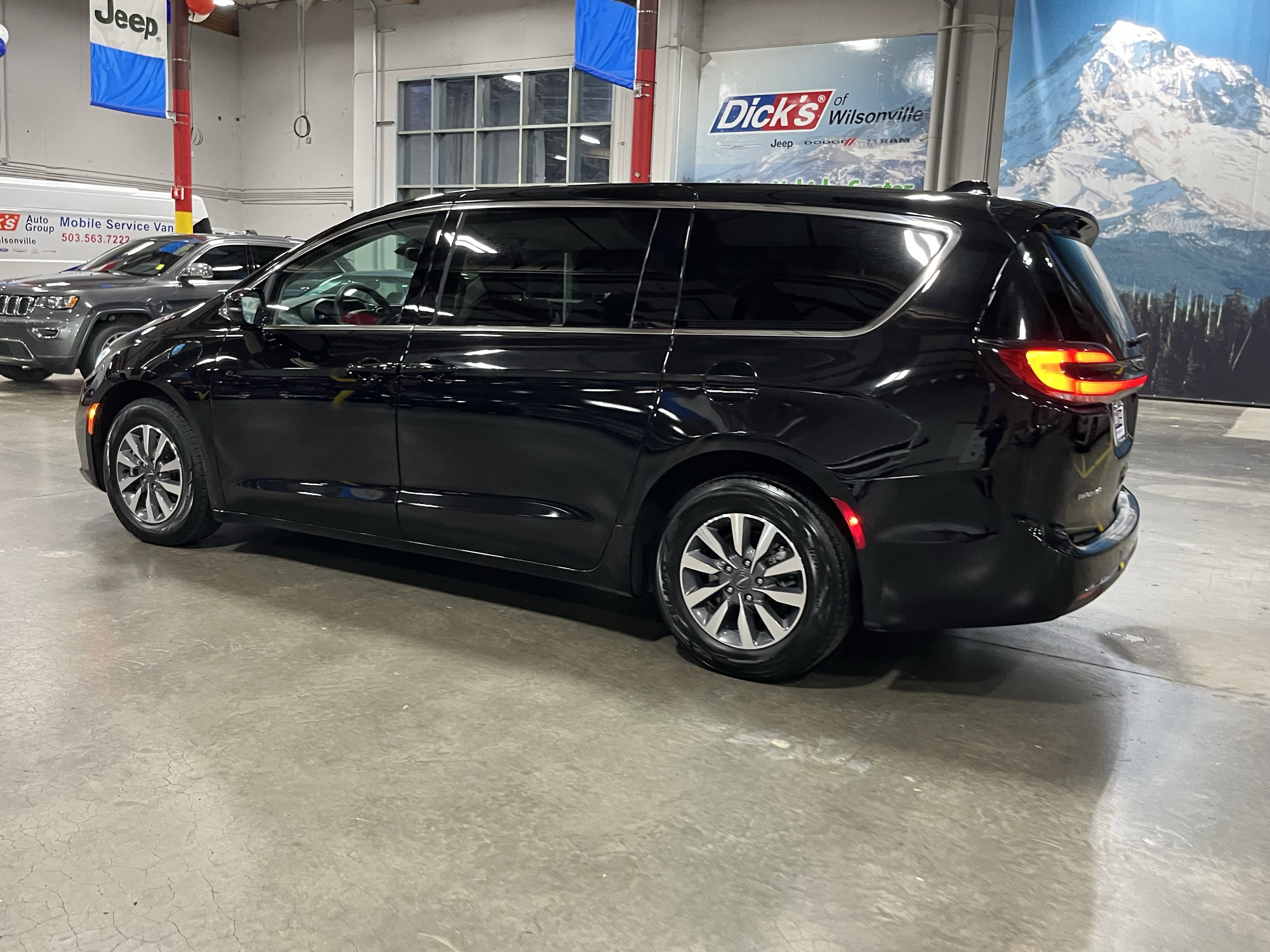2024 Chrysler Pacifica Hybrid Select