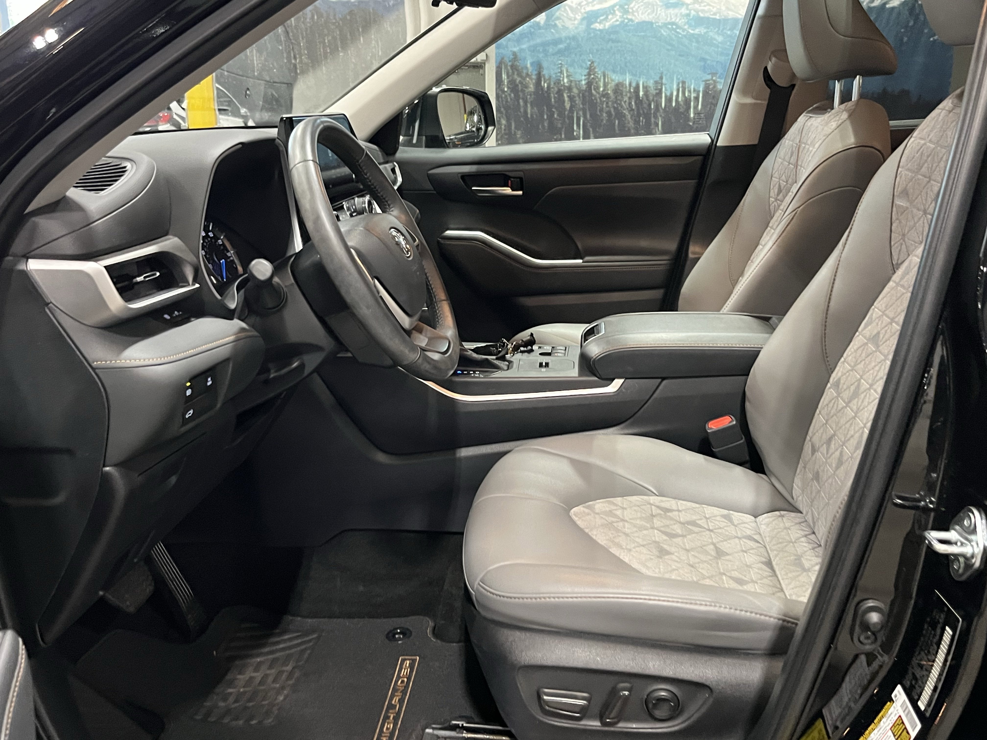 2023 Toyota Highlander Hybrid Bronze Edition