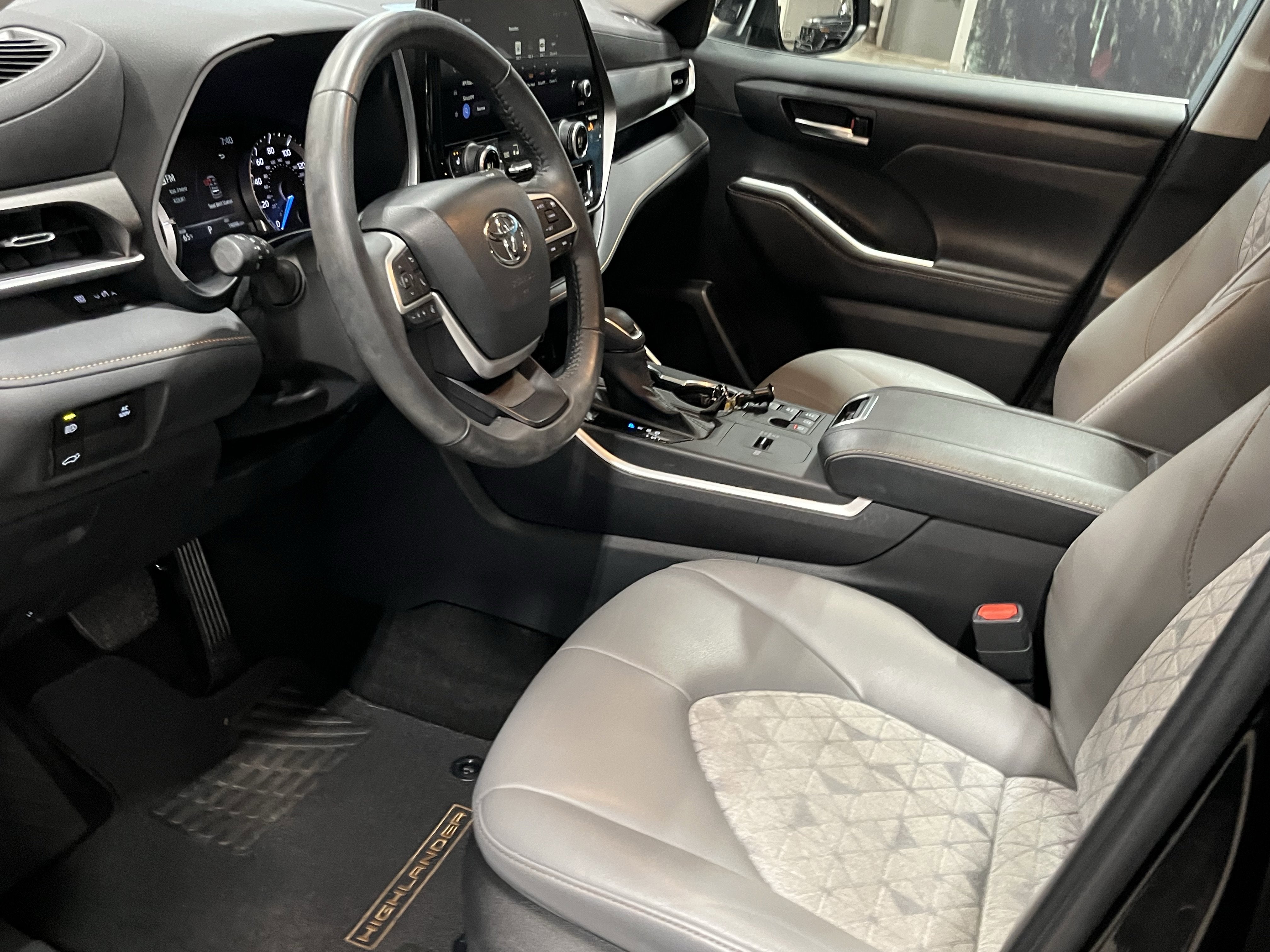 2023 Toyota Highlander Hybrid Bronze Edition