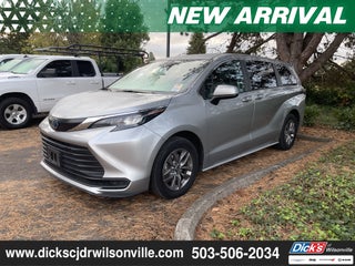 2024 Toyota Sienna LE