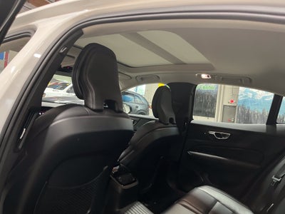 2022 Volvo S60 Recharge Plug-In Hybrid T8 R-Design Expression