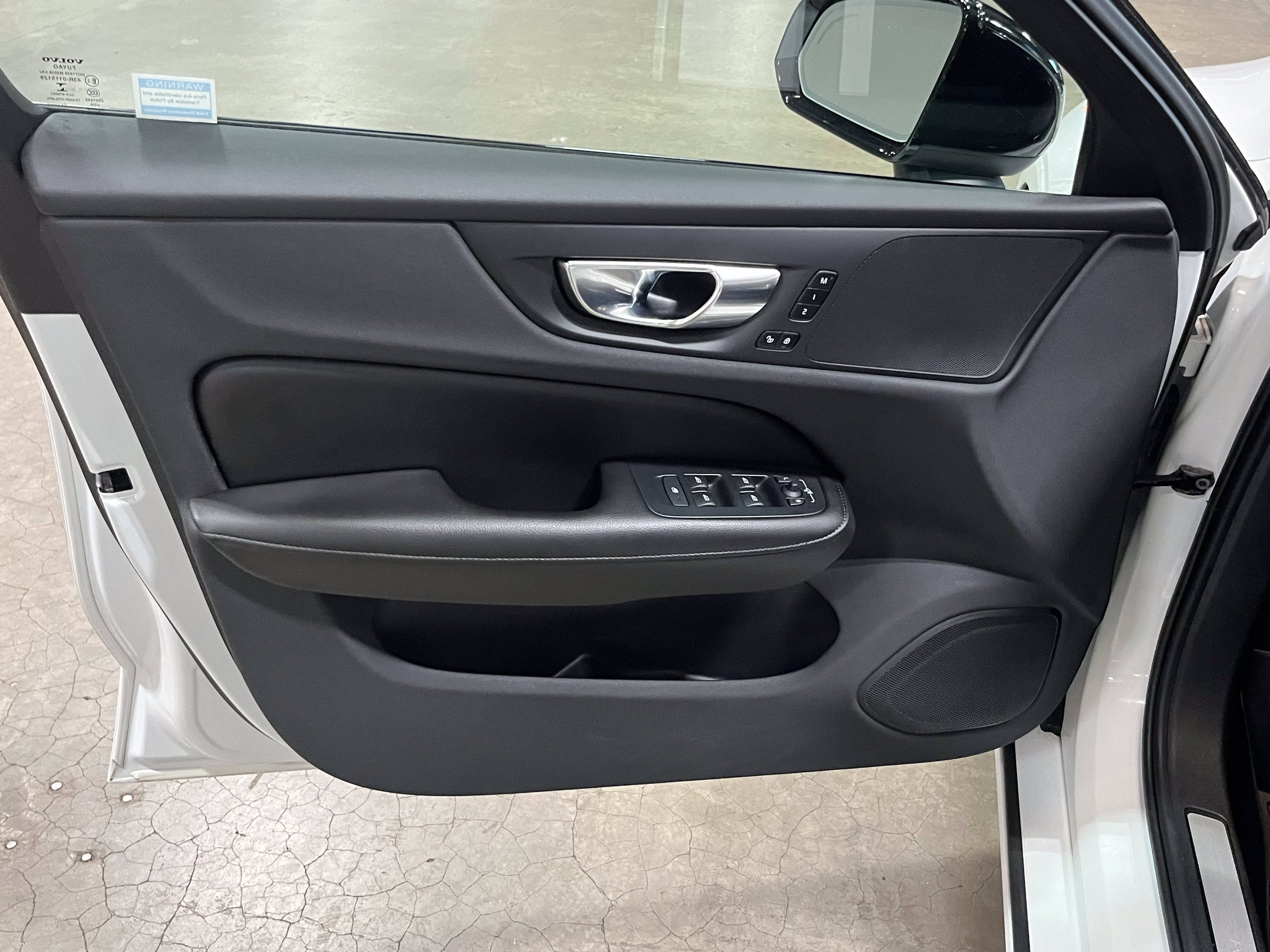 2022 Volvo S60 Recharge Plug-In Hybrid T8 R-Design Expression