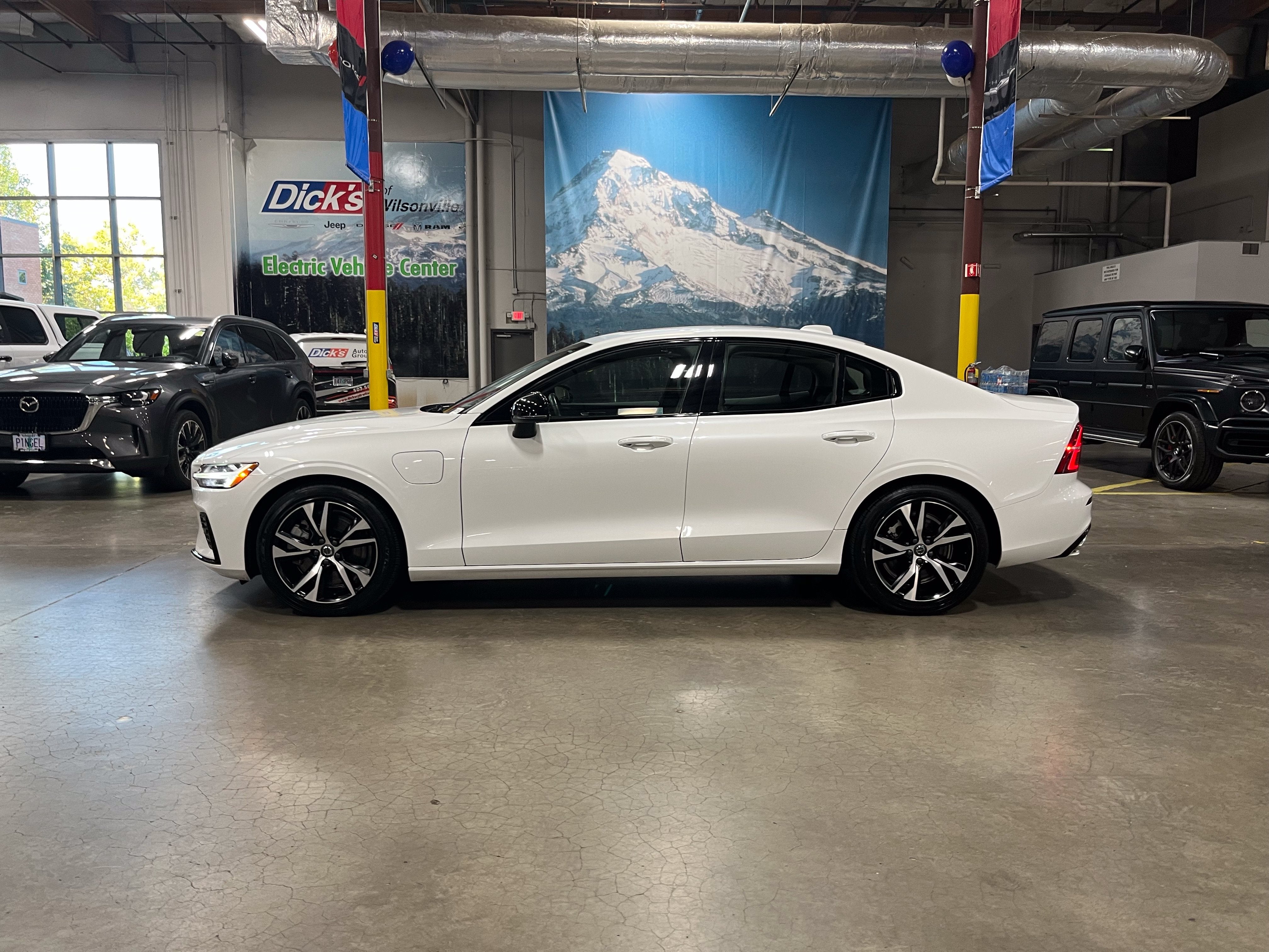 2022 Volvo S60 Recharge Plug-In Hybrid T8 R-Design Expression