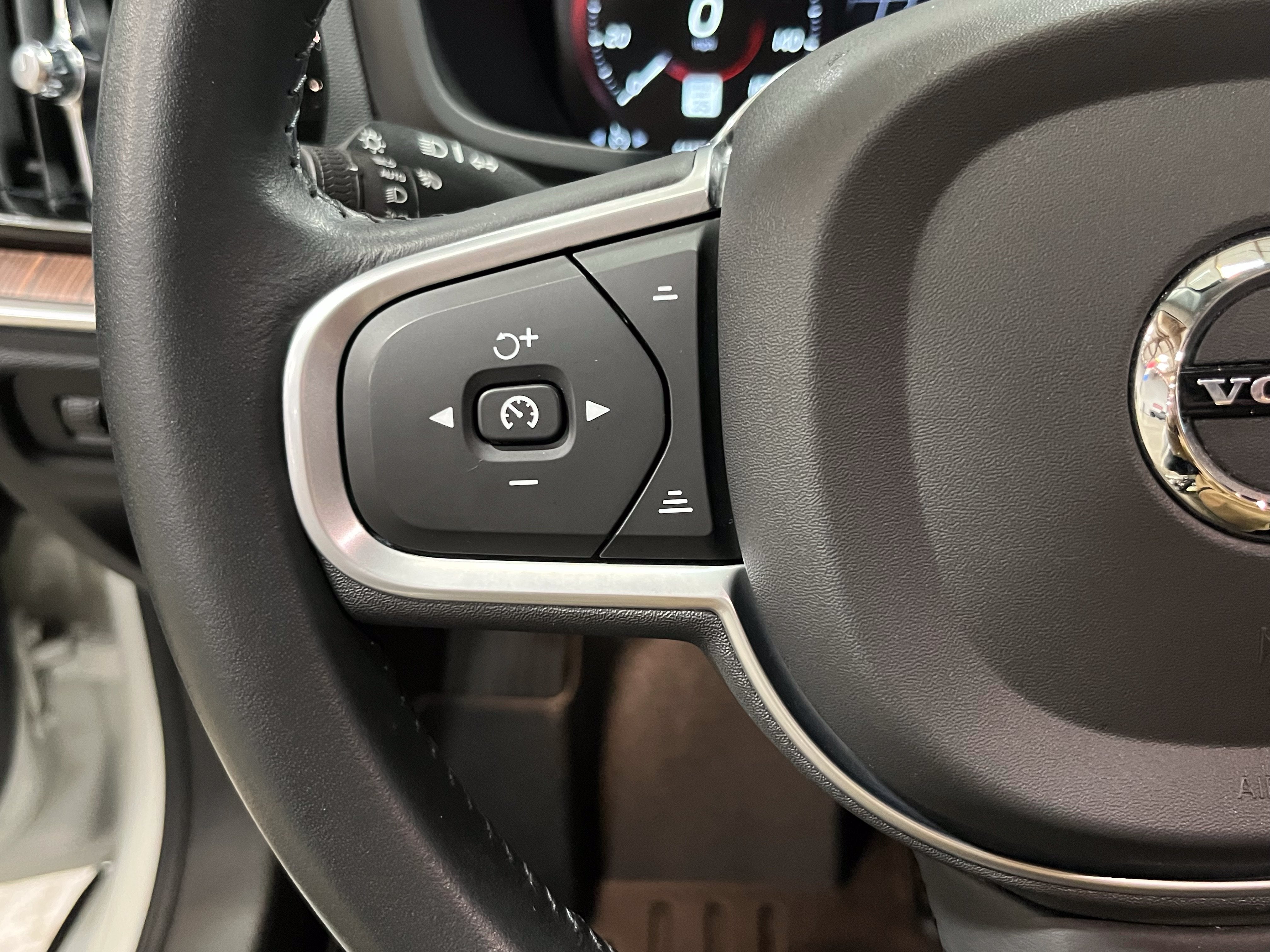 2022 Volvo S60 Recharge Plug-In Hybrid T8 R-Design Expression