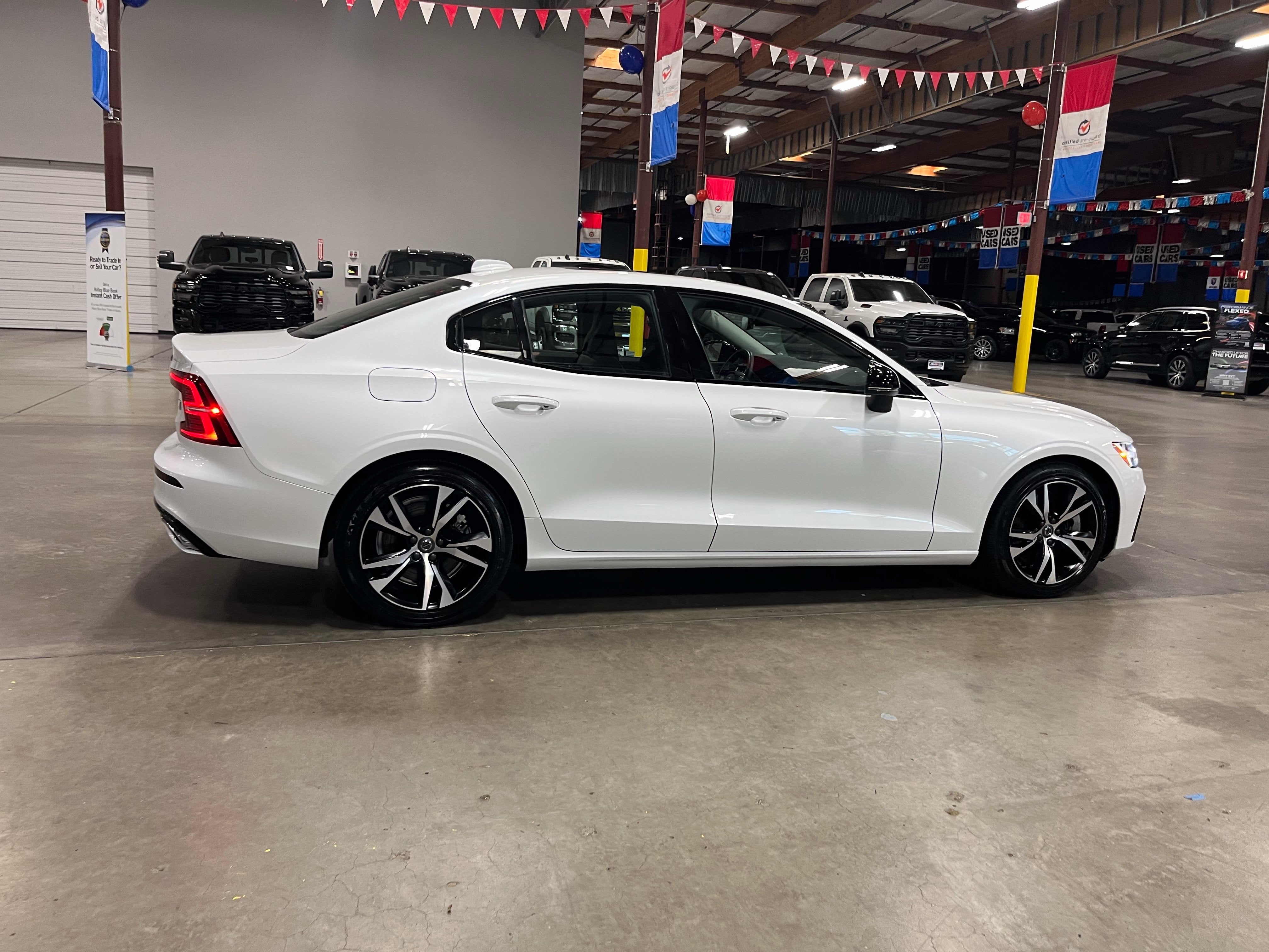 2022 Volvo S60 Recharge Plug-In Hybrid T8 R-Design Expression