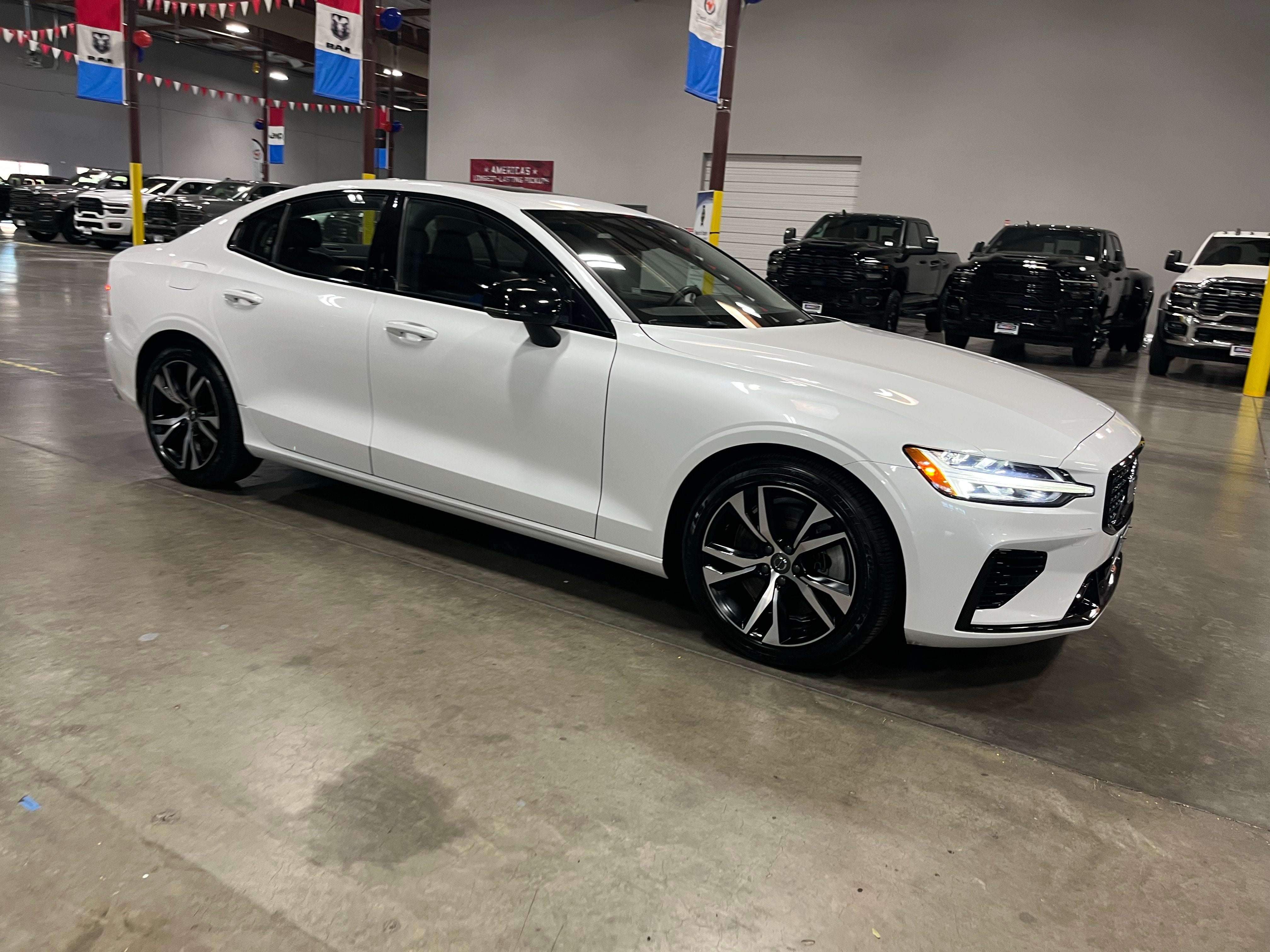 2022 Volvo S60 Recharge Plug-In Hybrid T8 R-Design Expression