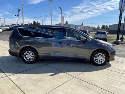 2022 Chrysler Voyager LX